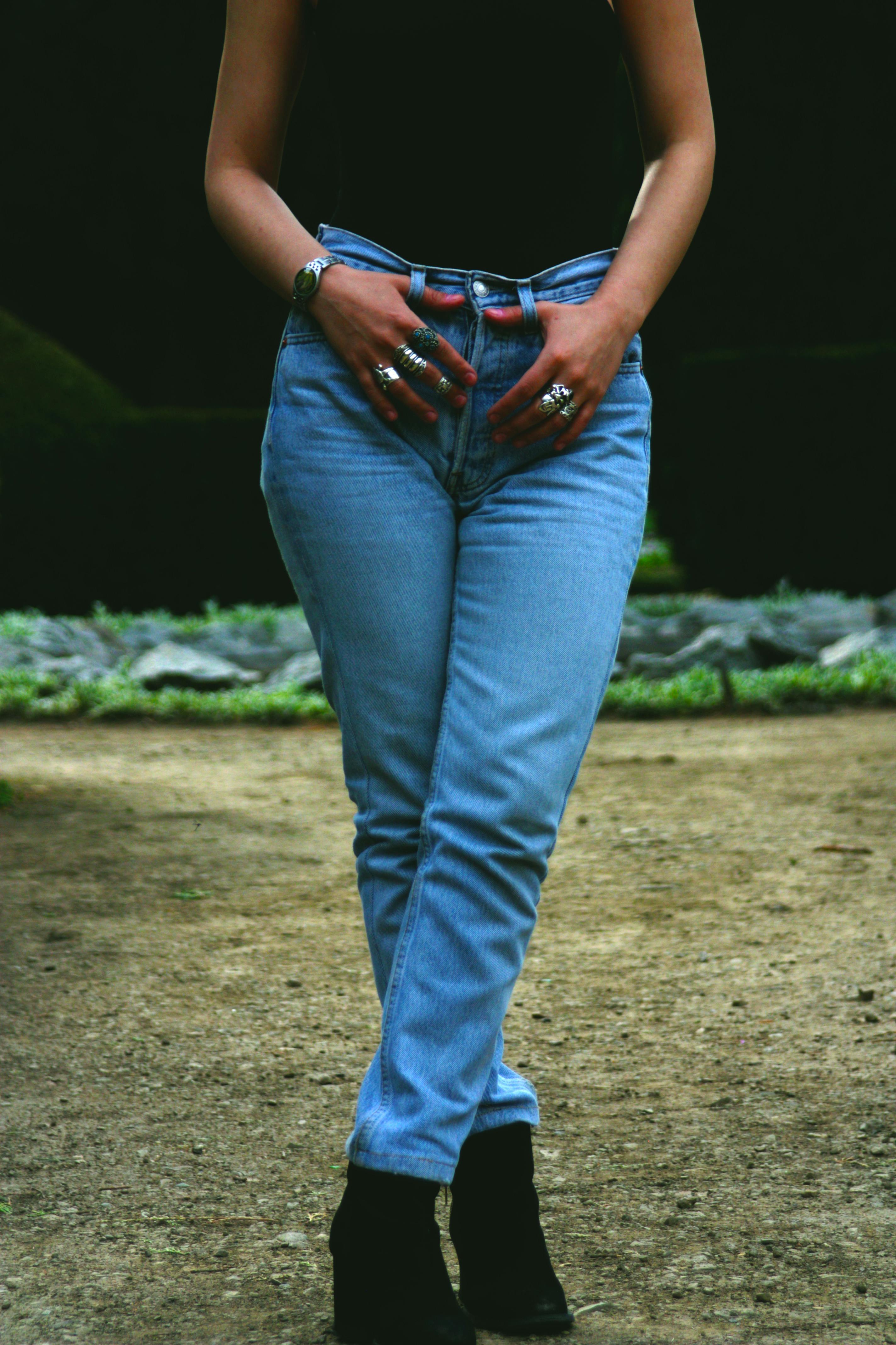 Une femme portant un jean bleu | Source : Pexels