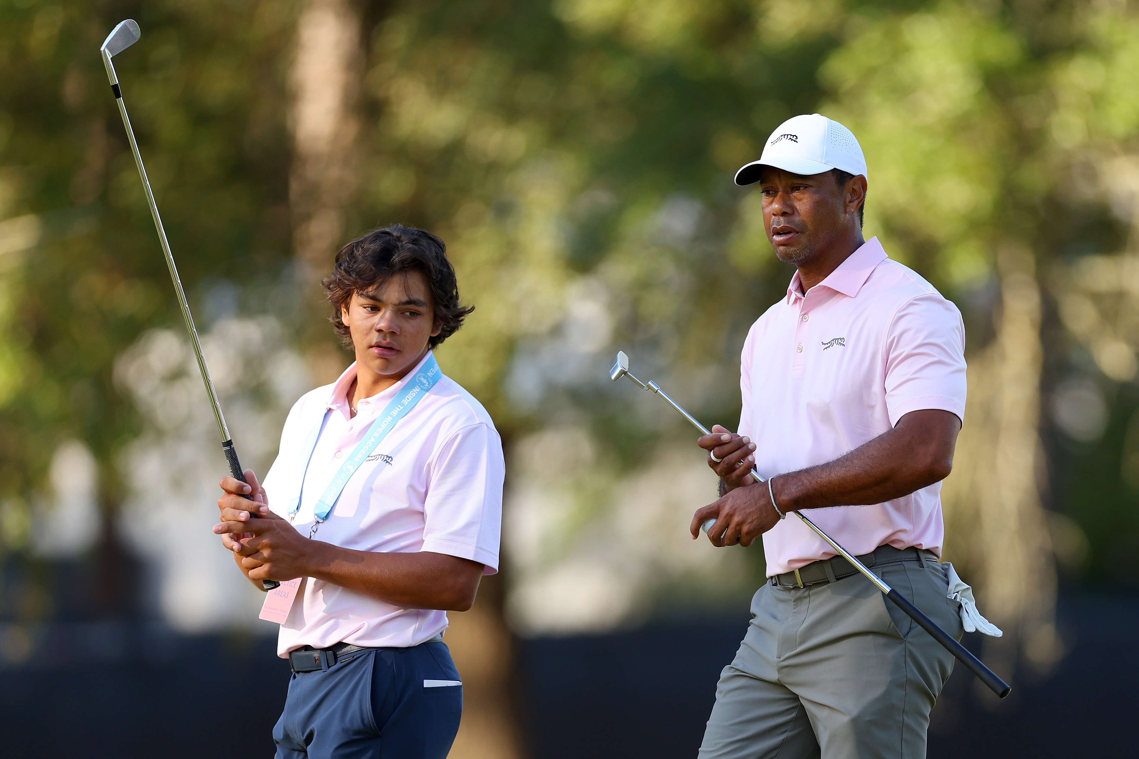 Tiger et Charlie Woods regardent depuis le deuxième trou pendant un tour d'entraînement de l'U.S. Open à Pinehurst Resort, en Caroline du Nord, le 11 juin 2024 | Source : Getty Images