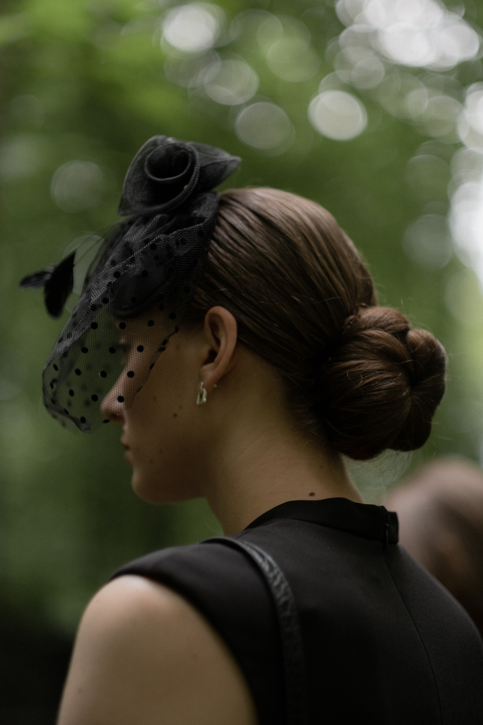 Une femme vêtue de noir est photographiée en train d'assister à un enterrement | Source : Pexels