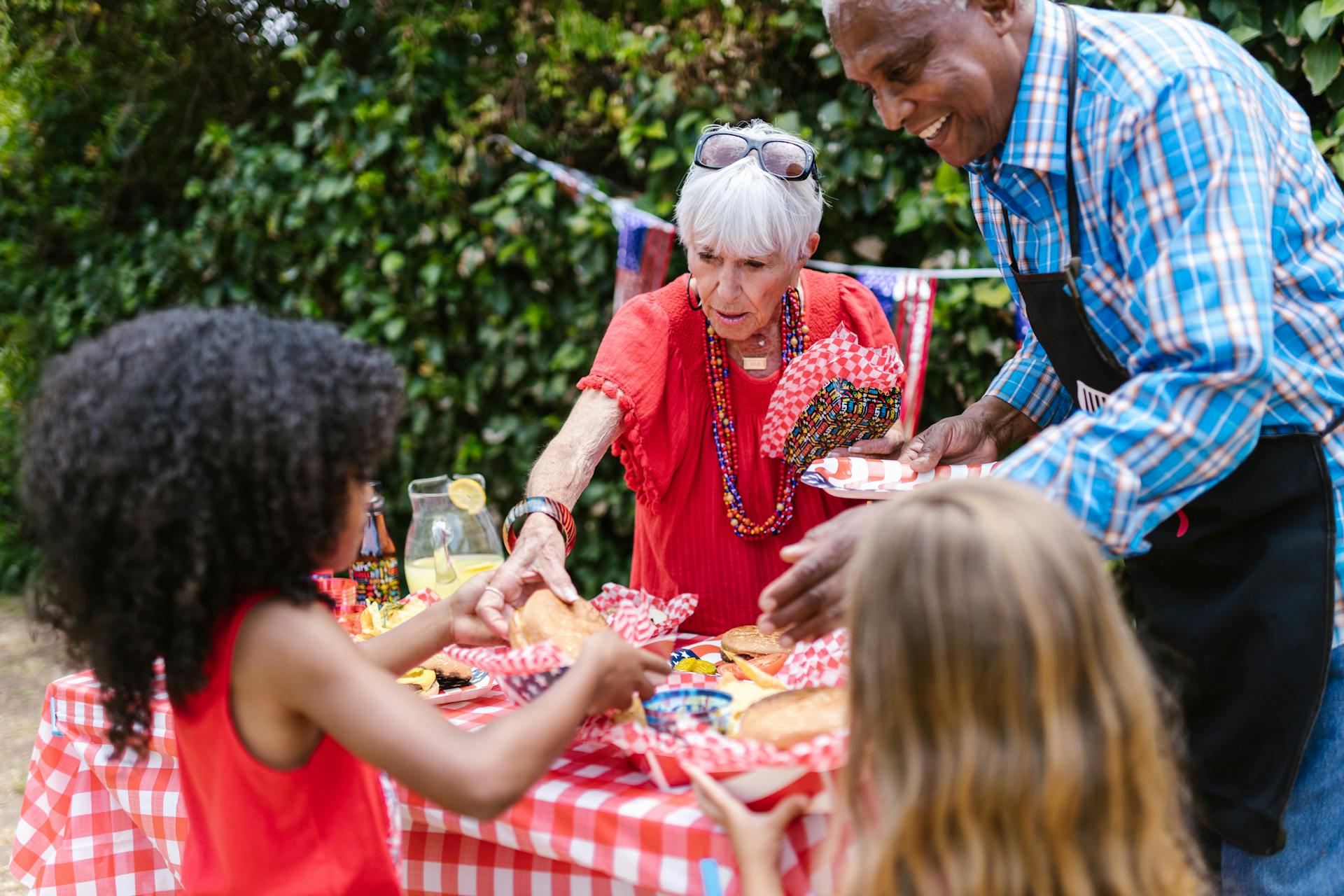Des gens célèbrent le 4 juillet | Source : Pexels