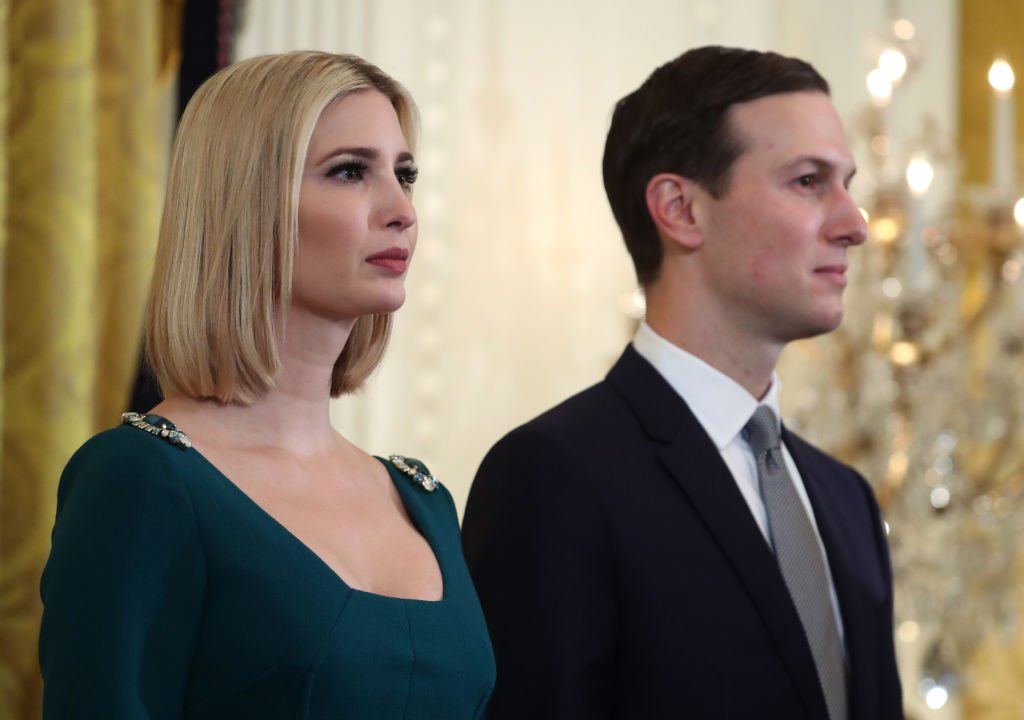 Les conseillers principaux de la Maison Blanche Ivanka Trump et son mari Jared Kushner assistent à une réception de Hanoukka dans la salle Est de la Maison Blanche | Photo: Getty Images