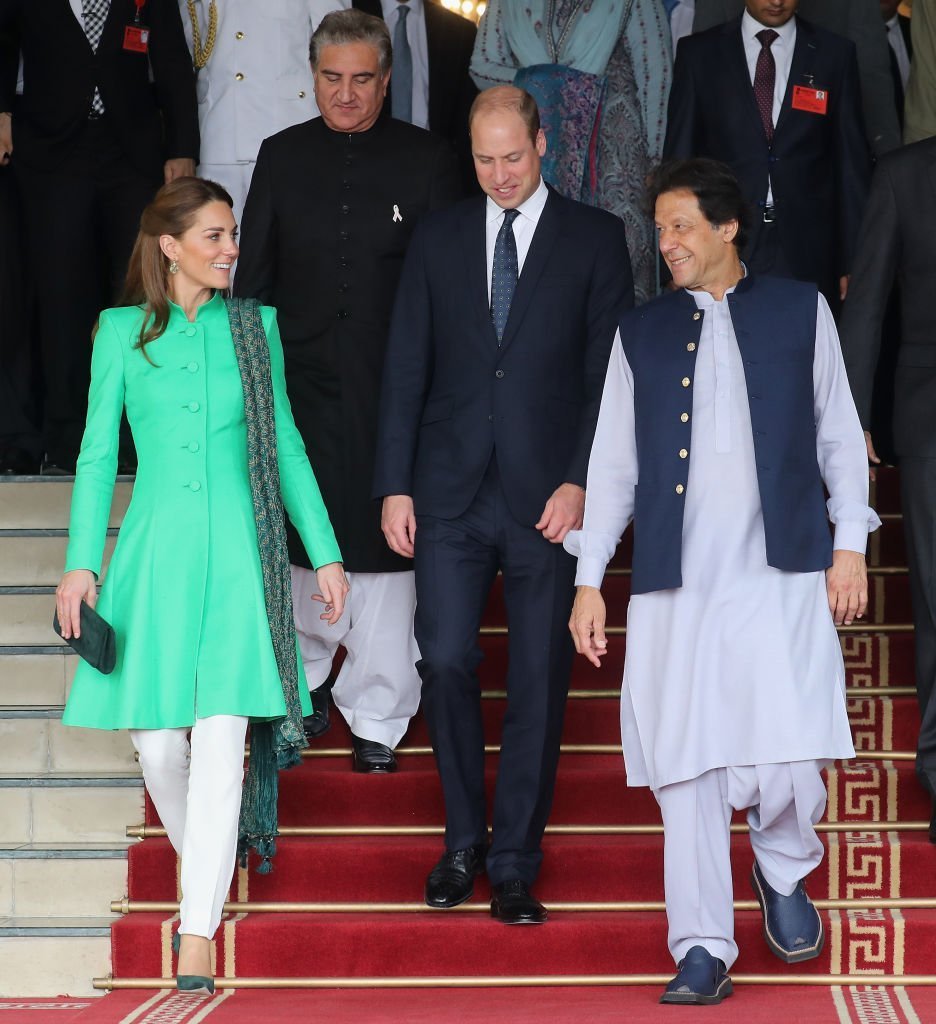 Kate Middleton et le prince Willia partent après avoir rencontré le premier ministre du Pakistan, Imran Khan, à sa résidence officielle. | Photo : Getty Images