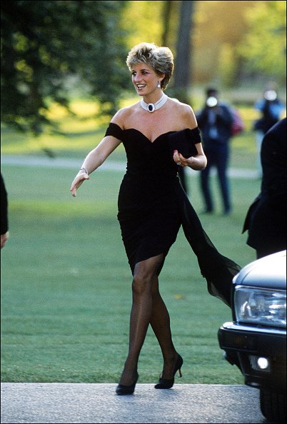 La princesse Diana arrive à la Serpentine Gallery, à Londres, dans une robe de Christina Stambolian, | Photo: Getty Images