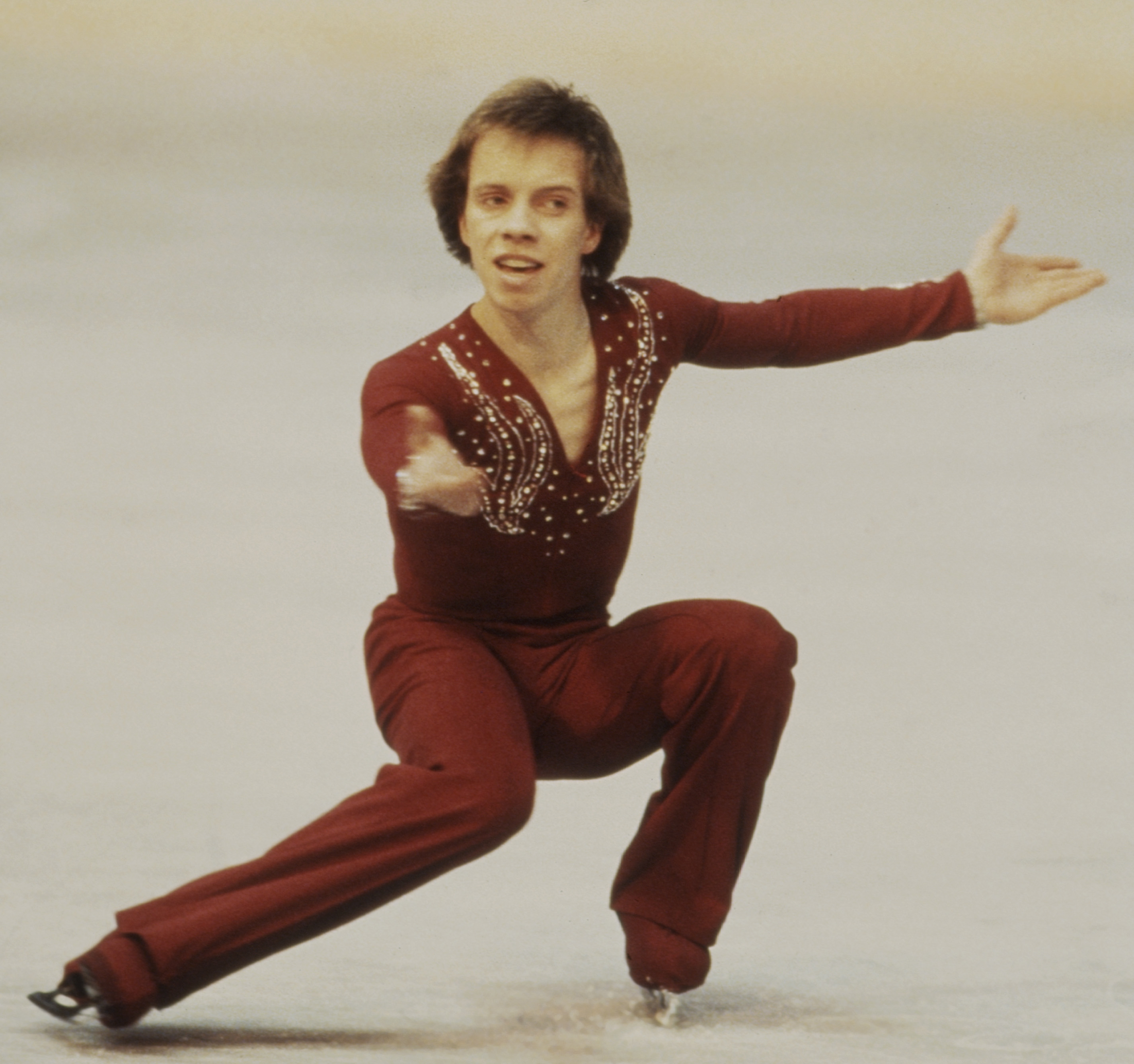 Scott Hamilton participe à l'épreuve du simple masculin aux Championnats du monde de patinage artistique le 6 mars 1981 | Source : Getty Images