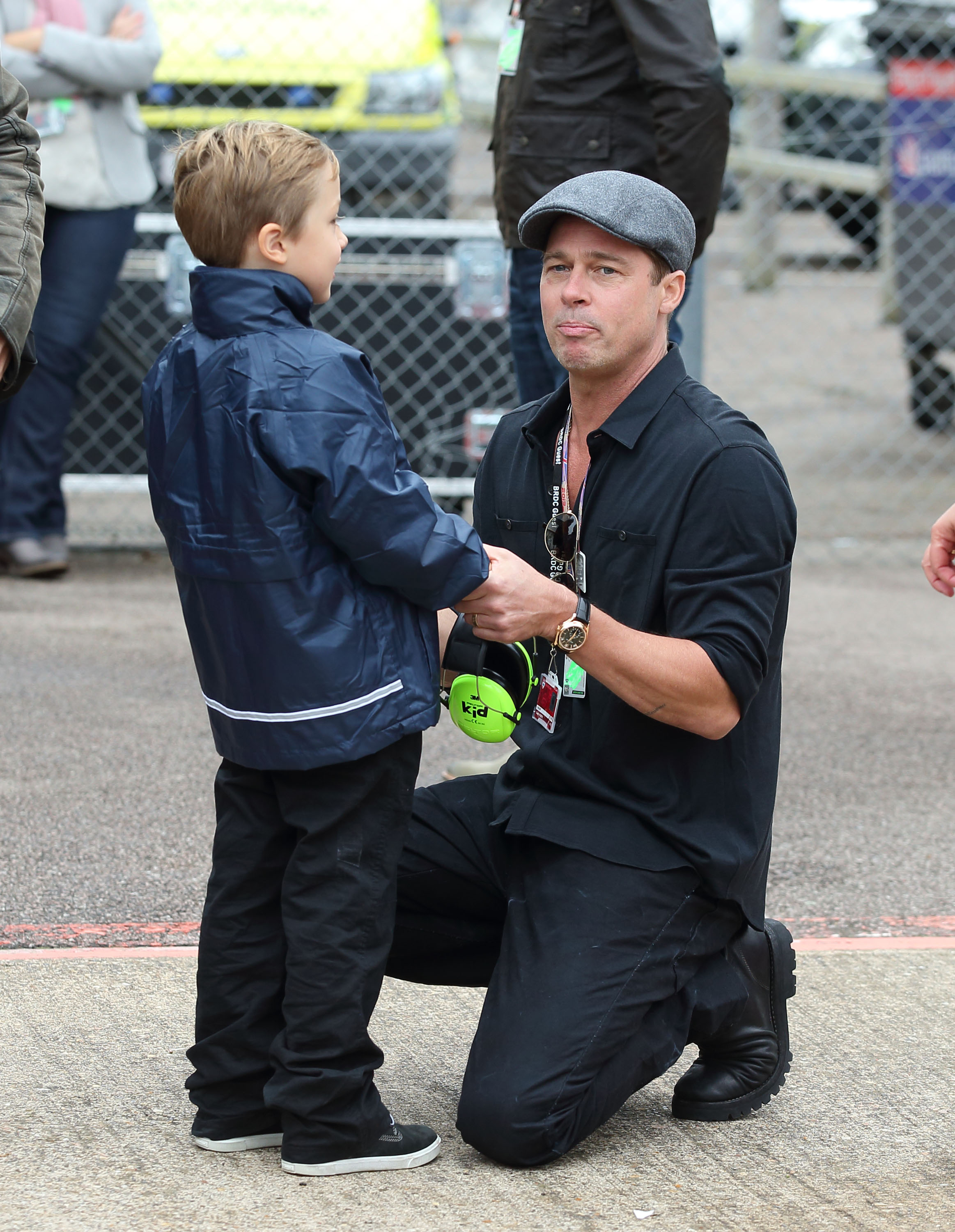 Brad Pitt et son fils Knox Jolie-Pitt à la course MotoGP British Grand Prix le 30 août 2015, à Northampton, Angleterre | Source : Getty Images