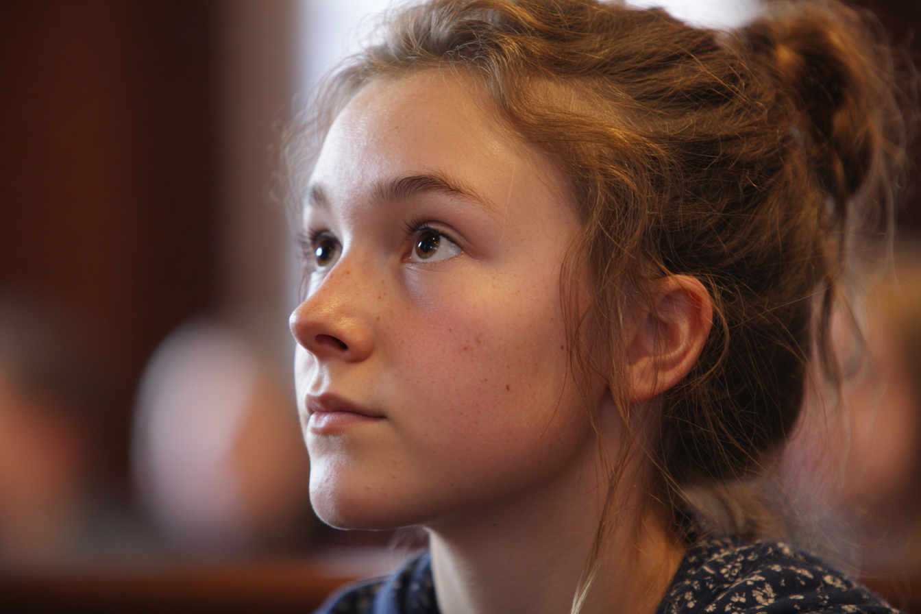 Une fille debout dans une salle d'audience | Source : Midjourney