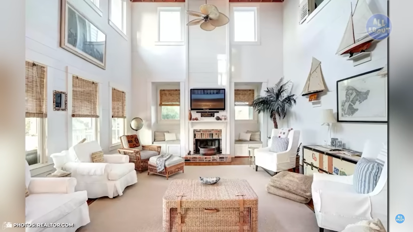 Le salon de Sandra Bullock dans sa maison de Géorgie | Source : YouTube/ALLABOUT
