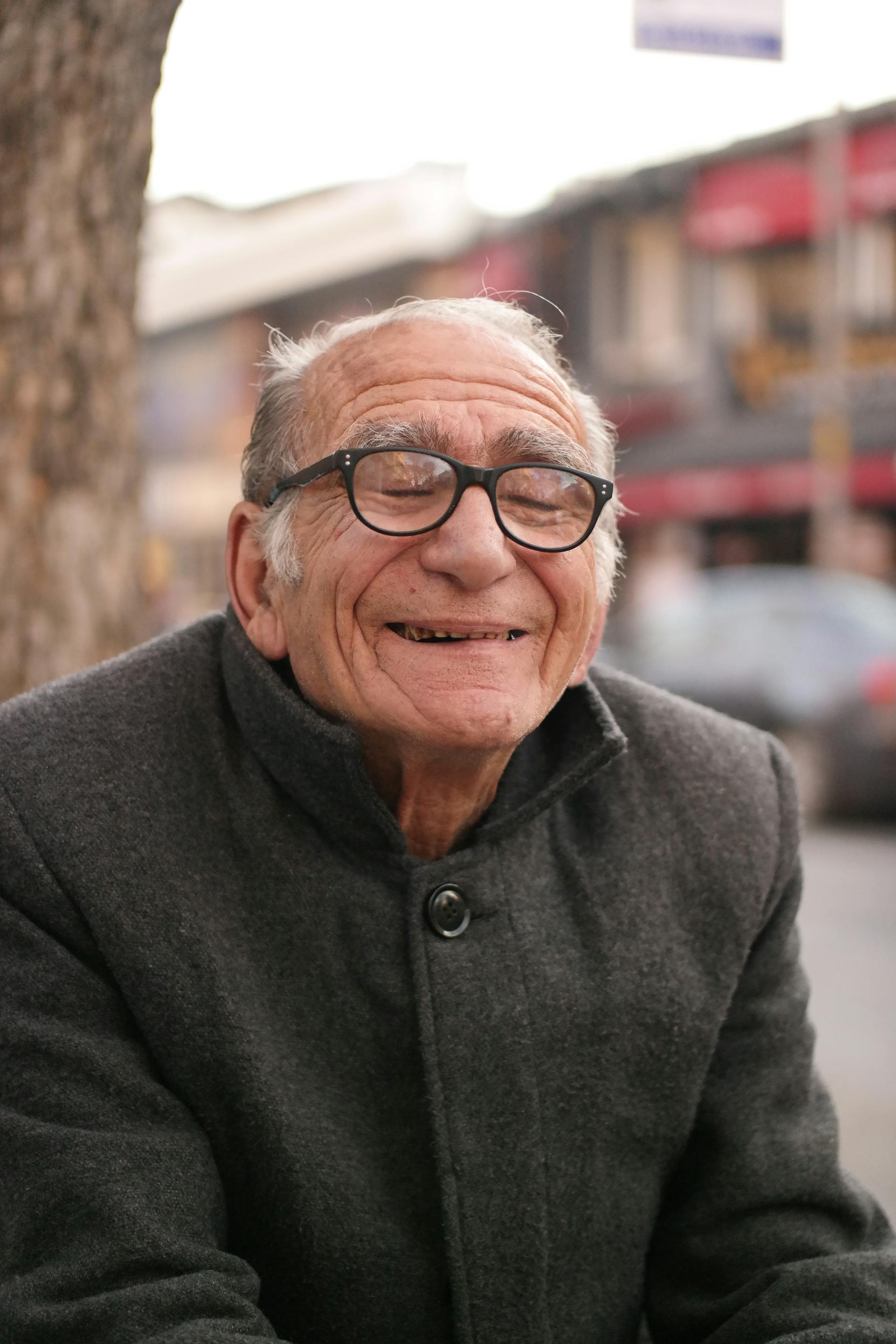 Un vieil homme souriant | Source : Pexels