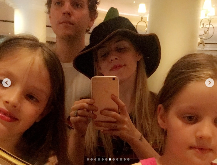 Riley Keough avec les jumeaux Harper et Finley Lockwood, posté en octobre 2024 | Source : Instagram.com/rileykeough