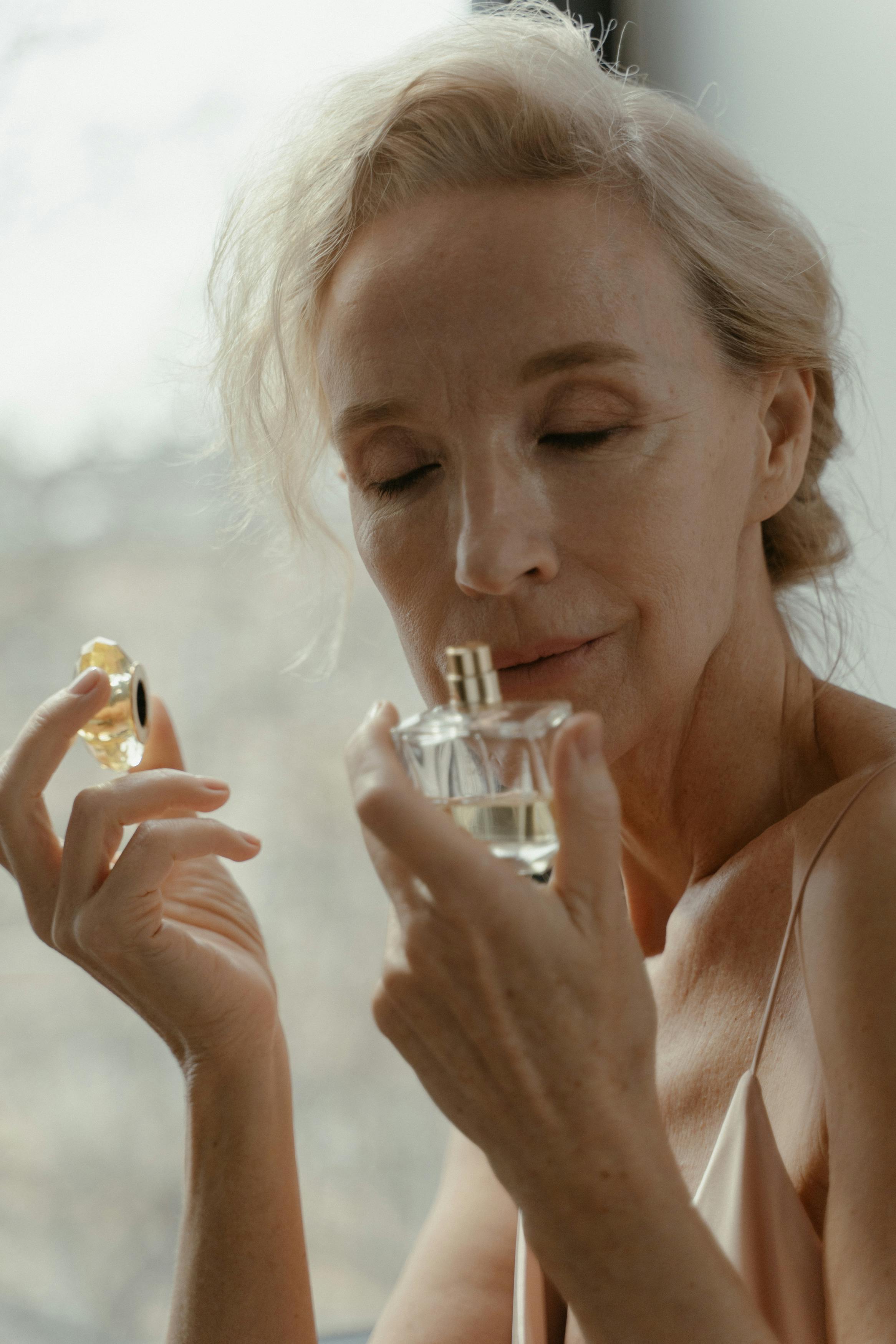 Une femme âgée qui sent du parfum | Source : Pexels