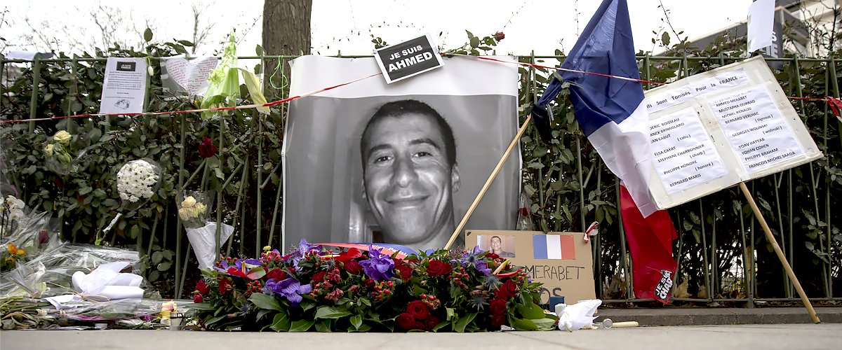 Un hommage au policier Ahmed Merabet assassiné avant ses funérailles le 13 janvier 2015 à Bobigny, en France. | Photo : Getty Images