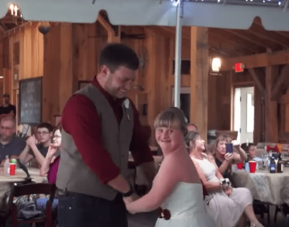 Lors de son mariage, un marié danse avec sa belle-sœur atteinte du syndrome de Down | Photo : Youtube/Inside Edition