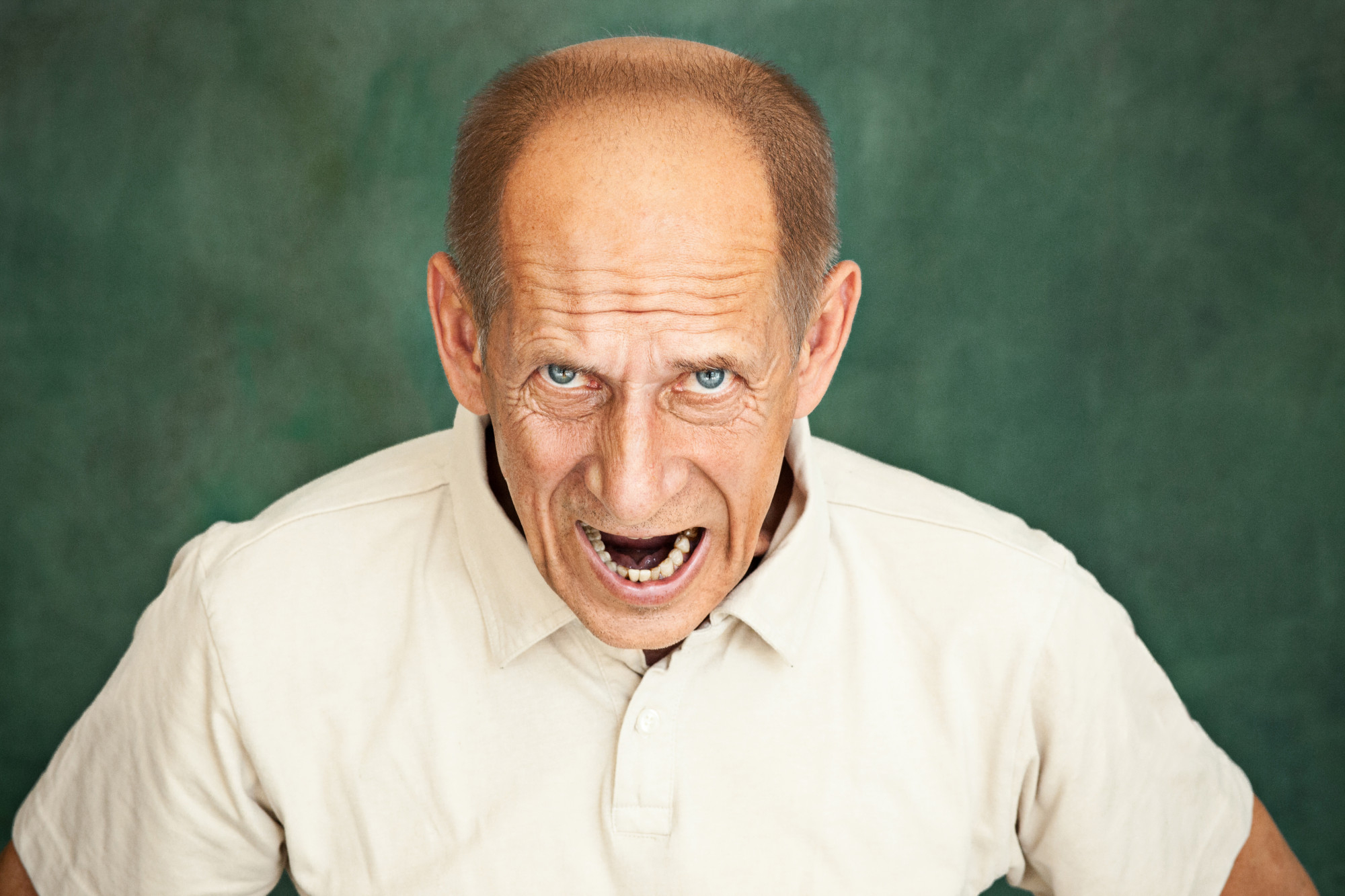 Un homme d'âge moyen en colère qui crie et affirme sa domination | Source : Pexels