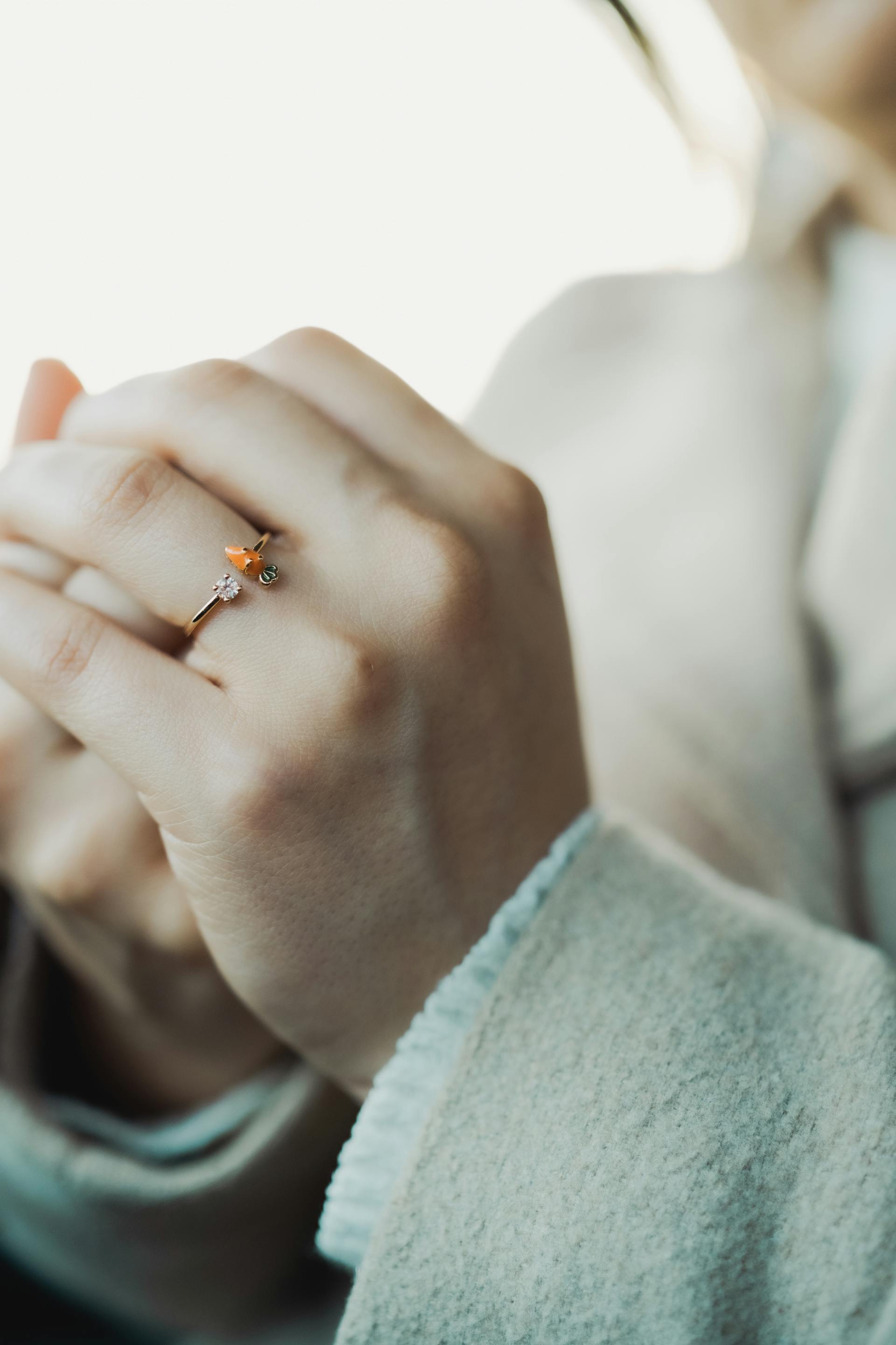 Les mains d'une femme jointes l'une à l'autre | Source : Pexels