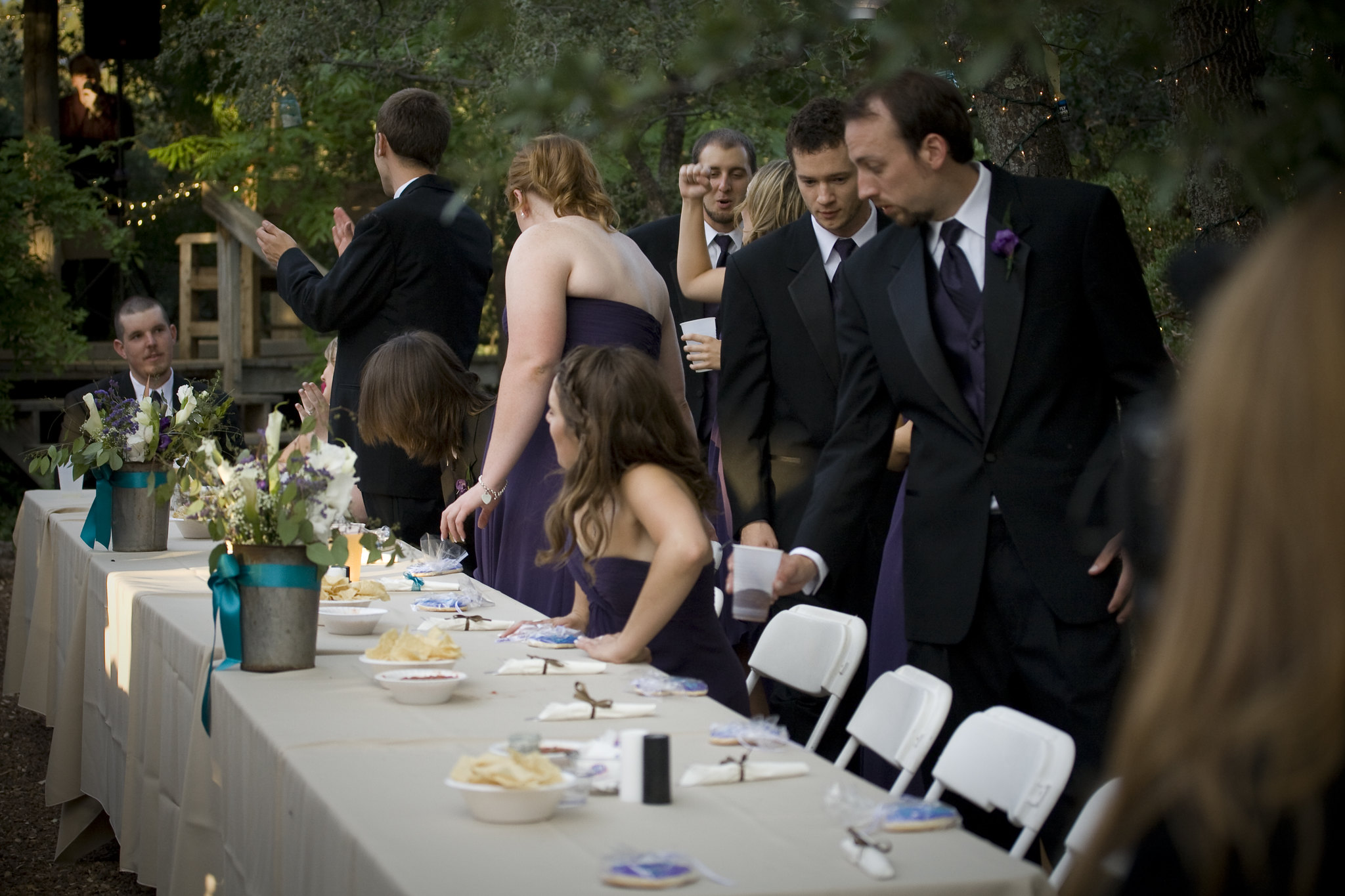 Une photo montrant des invités assis lors d'une réception de mariage | Source : flickr