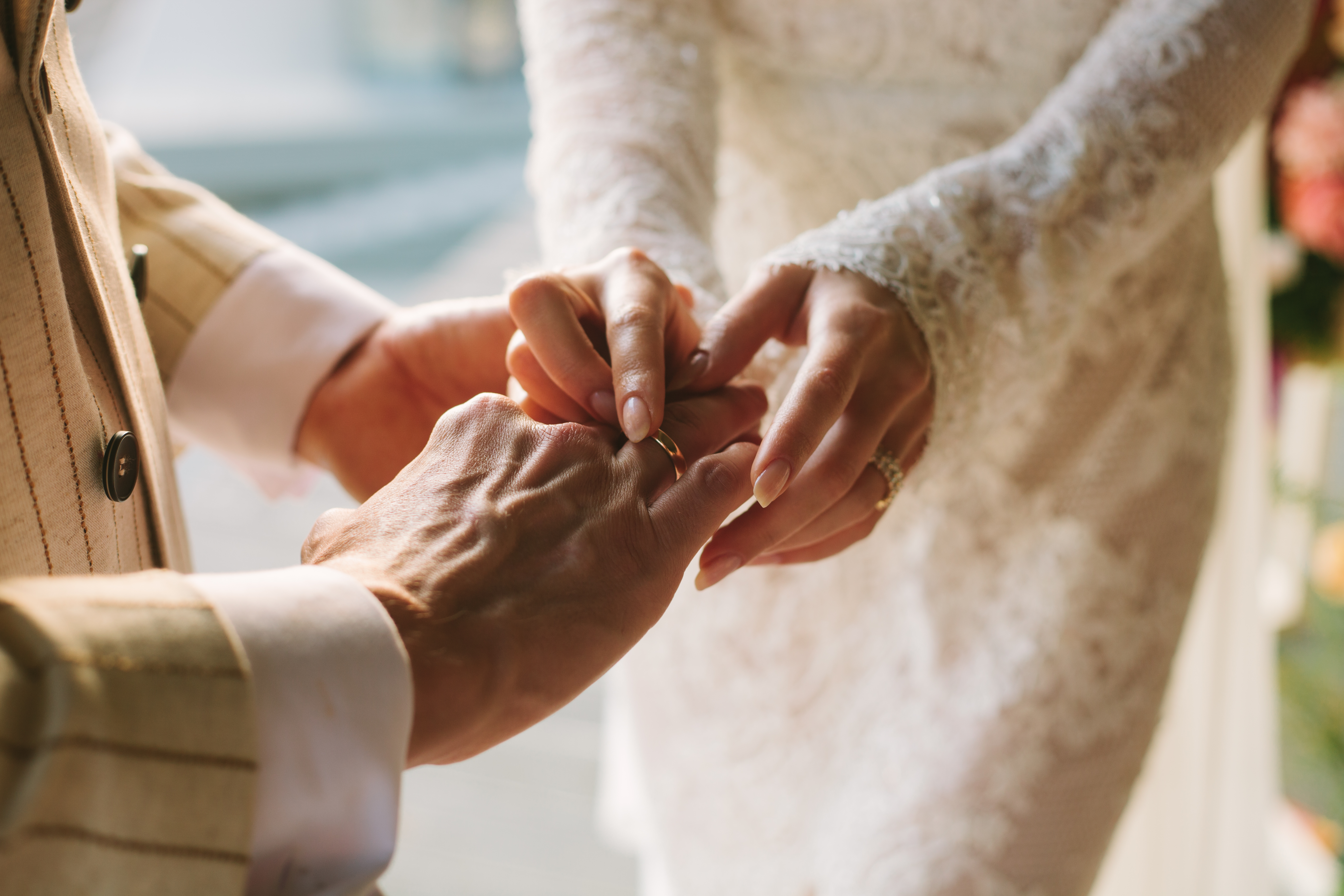 Une mariée et un marié échangeant leurs anneaux | Source : Getty Images