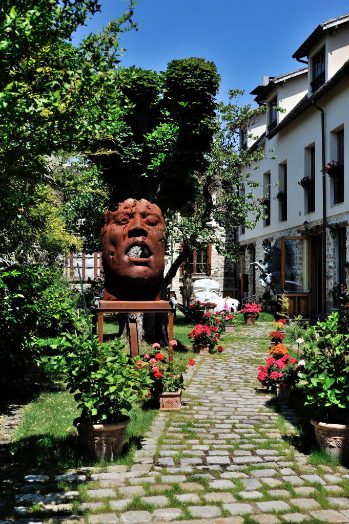 Galerie d'art Galerie Besharat, village de Barbizon, 4 juin 2015, Seine-et-Marne, France. | Source : Getty Images