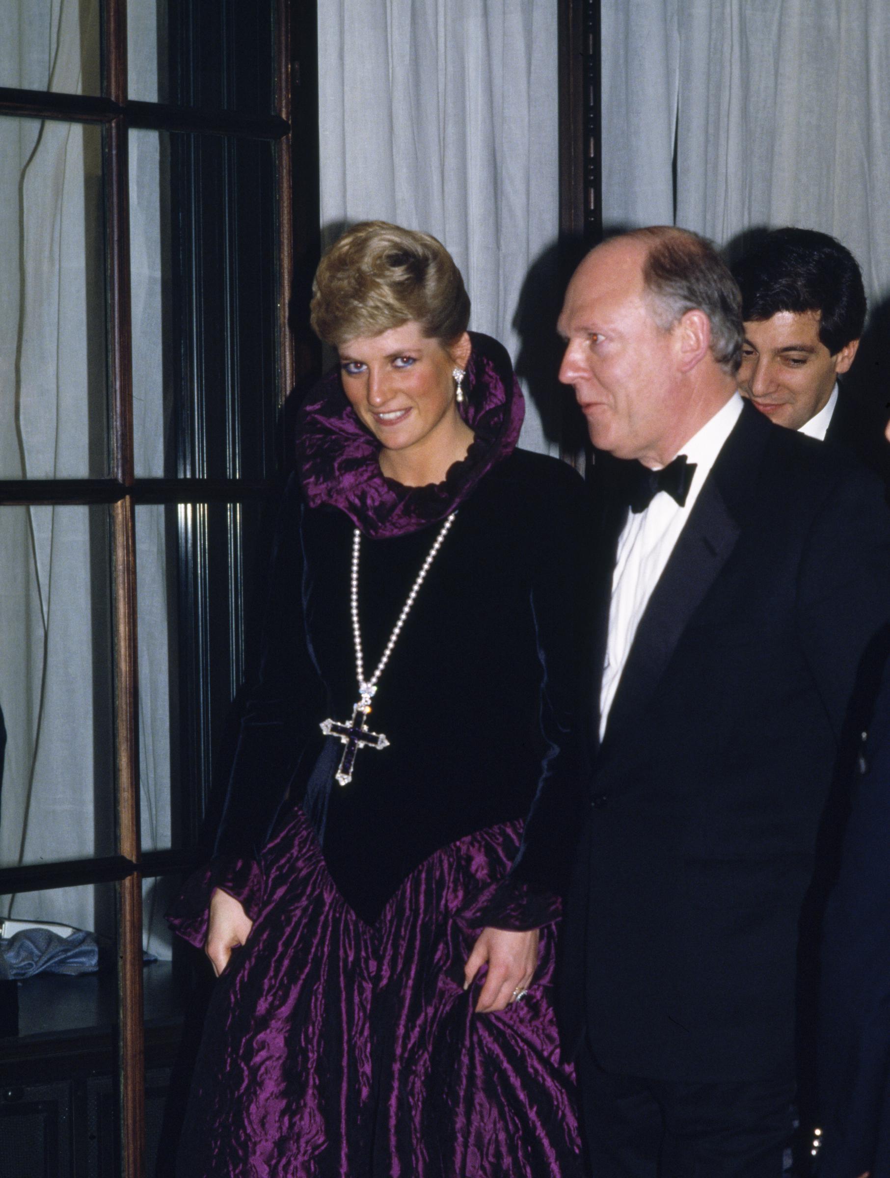 La princesse Diana arrive à un gala de charité organisé par le joaillier Garrard à Londres, Angleterre, le 27 octobre 1987. | Source : Getty Images