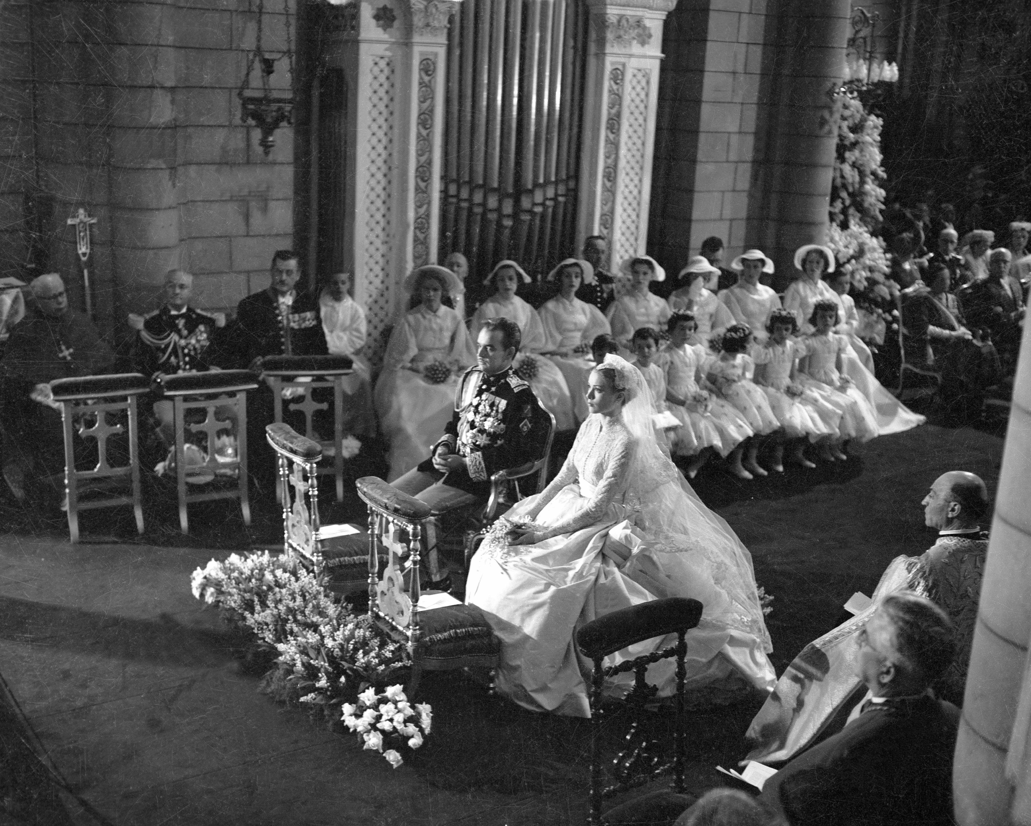 Grace Kelly et le prince Rainier III lors de leur cérémonie de mariage dans la cathédrale de Monaco, le 19 avril 1956, à Monaco. | Source : Getty Images