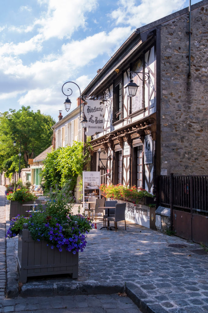 Barbizon (région parisienne) : Grande Rue, artère principale du village où vécurent de nombreux peintres postimpressionnistes, avec le restaurant et l'hôtel Hôtellerie du Bas-Breau. | Source : Getty Images