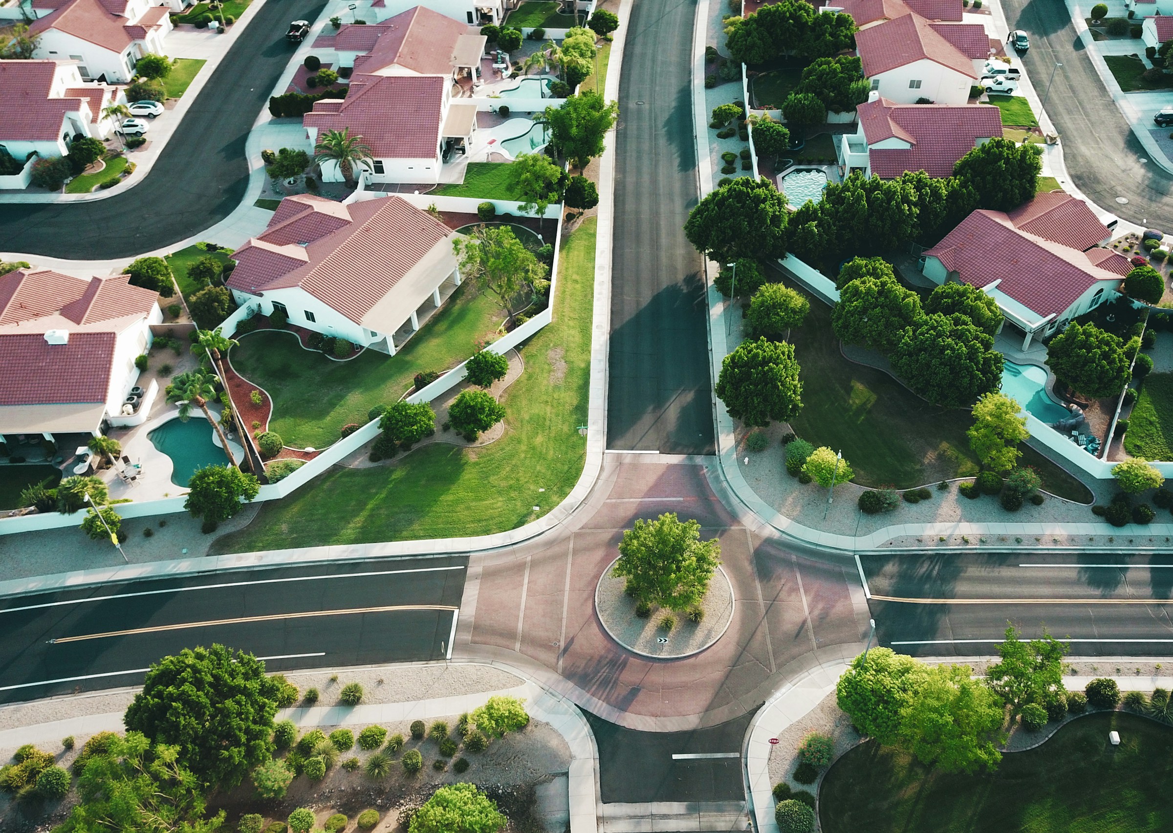 Vue de drone d'un quartier pittoresque | Source : Unsplash