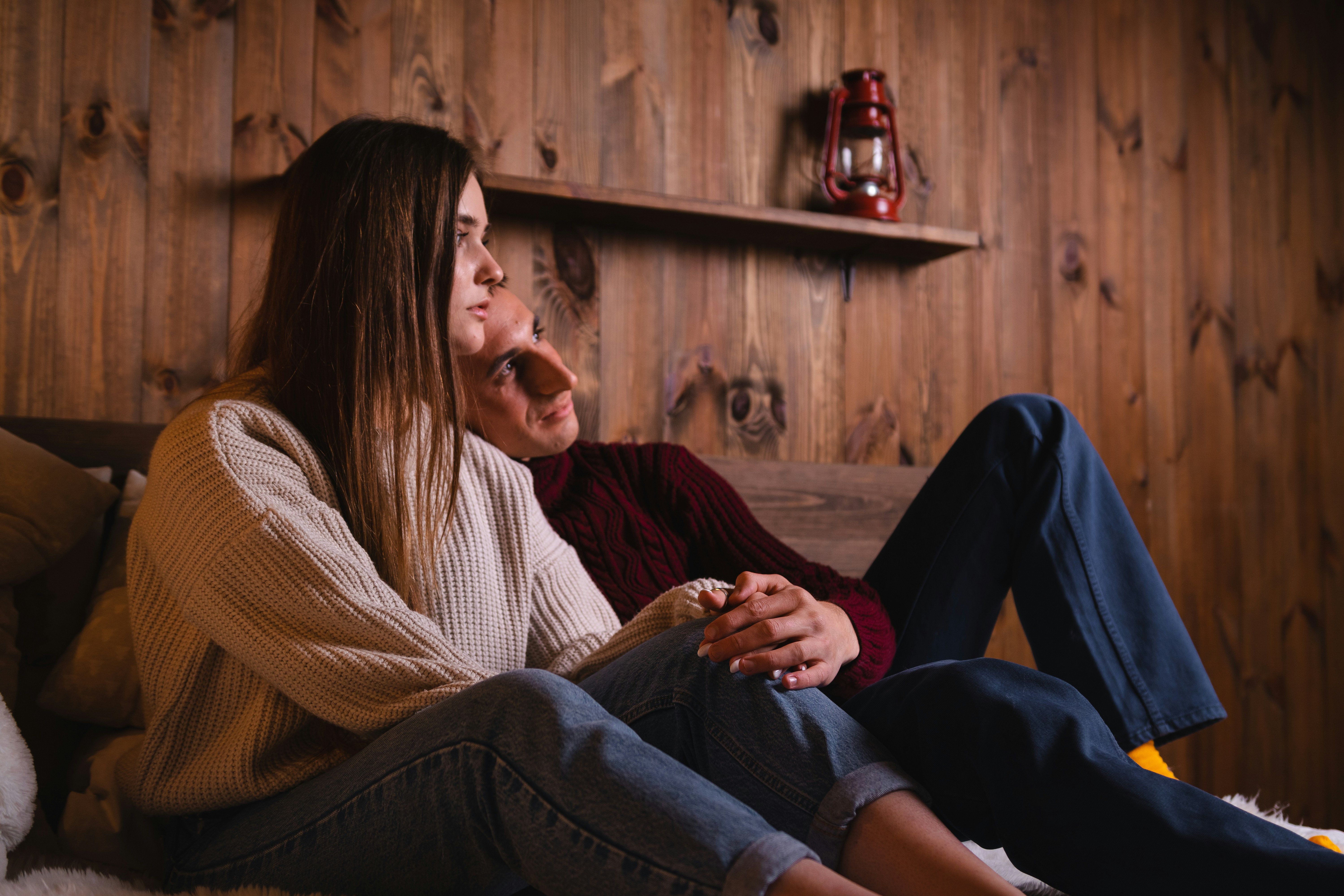 Un couple en train de discuter à la maison | Source : Unsplash