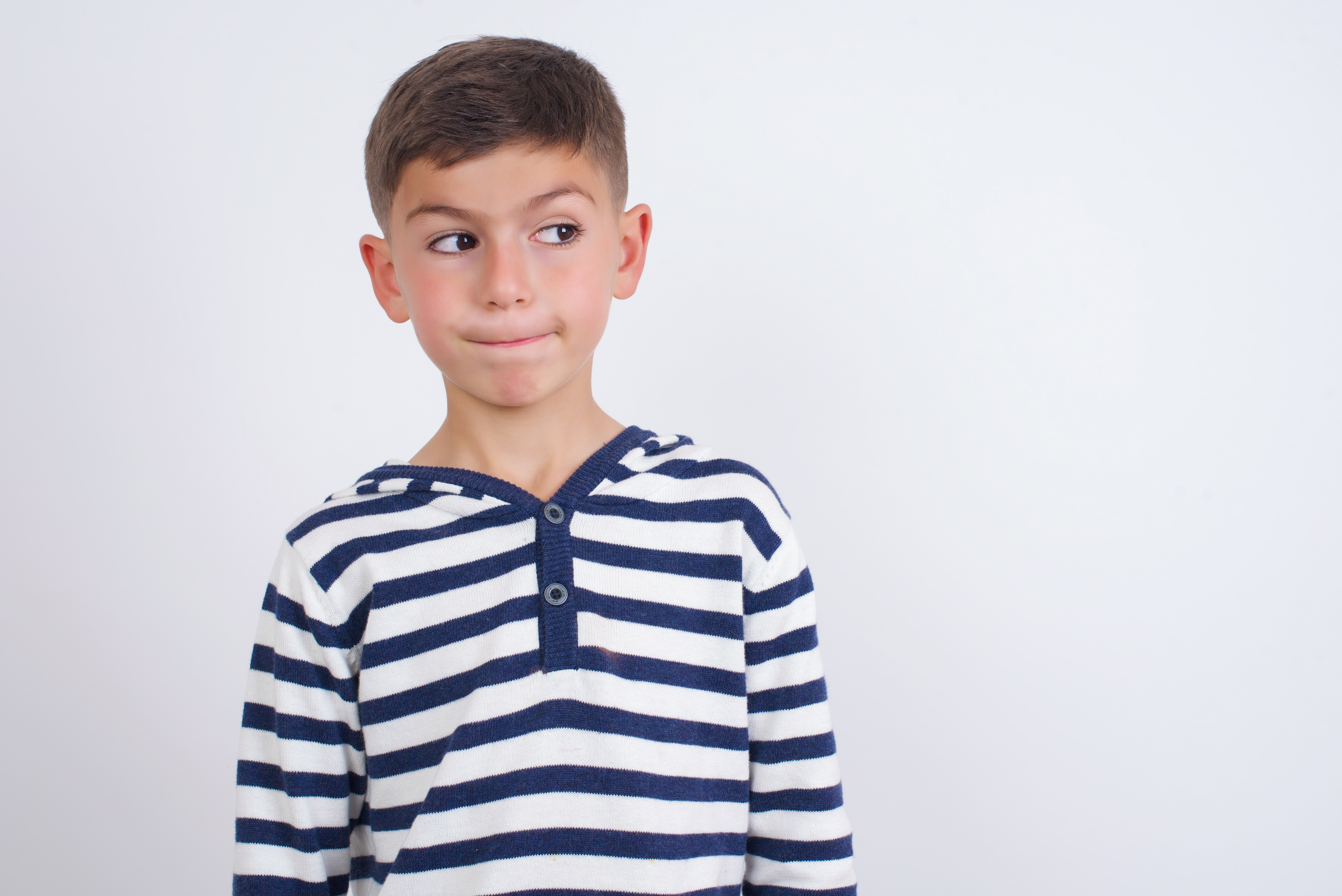 Un jeune garçon à l'air perplexe | Source : Shutterstock