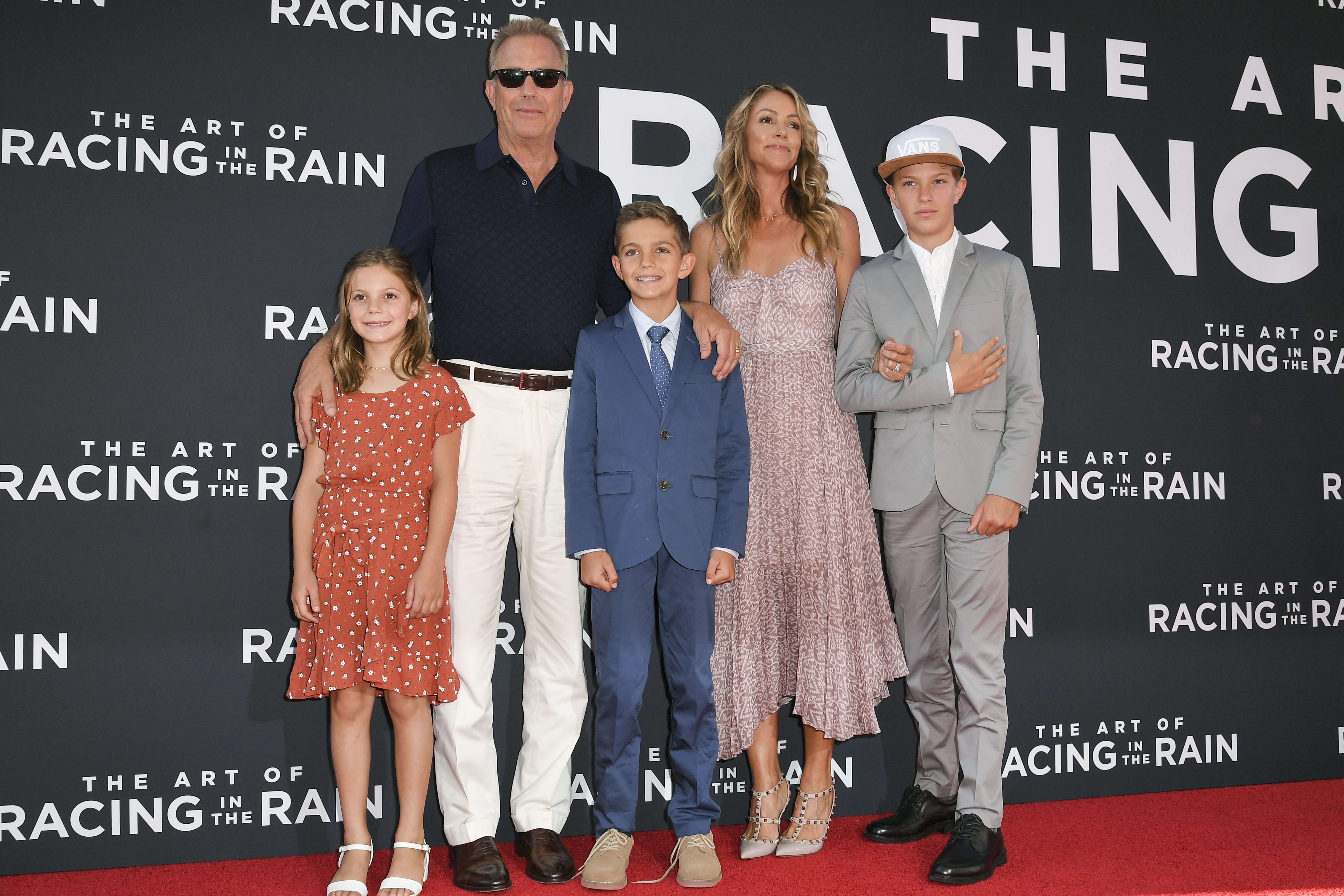 Kevin Costner, sa femme Christine, sa fille Grace et ses fils Hayes et Cayden à la première du film “Dans les yeux d'Enzo” | Source : Getty Images