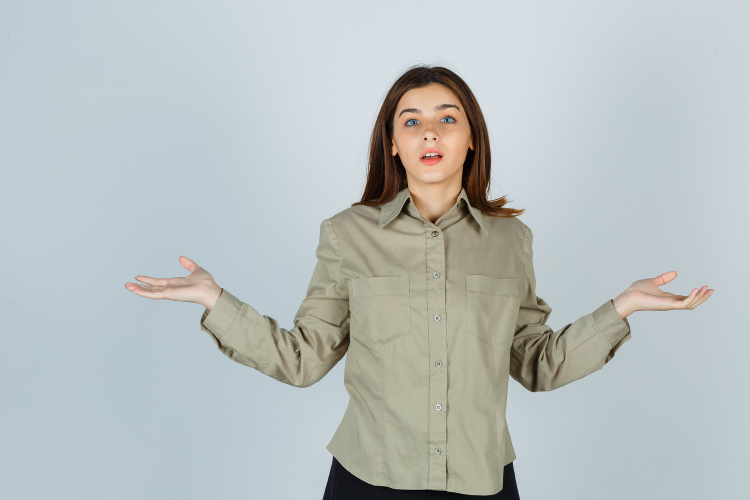Une femme frustrée haussant les épaules | Source : Freepik