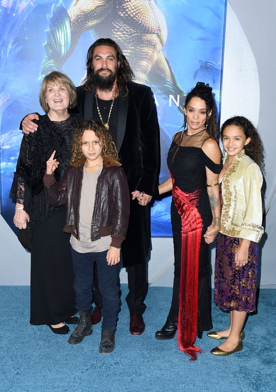 Jason Momoa a assisté à la première d'"Aquaman" le 12 décembre 2018 à Hollywood, en Californie, accompagné de sa mère, de ses enfants et de sa femme de l'époque, Lisa Bonet. Le lien fort qui unit la famille était évident, car ils ont soutenu Jason pendant l'une des plus grandes étapes de sa carrière. | Source : Getty Images