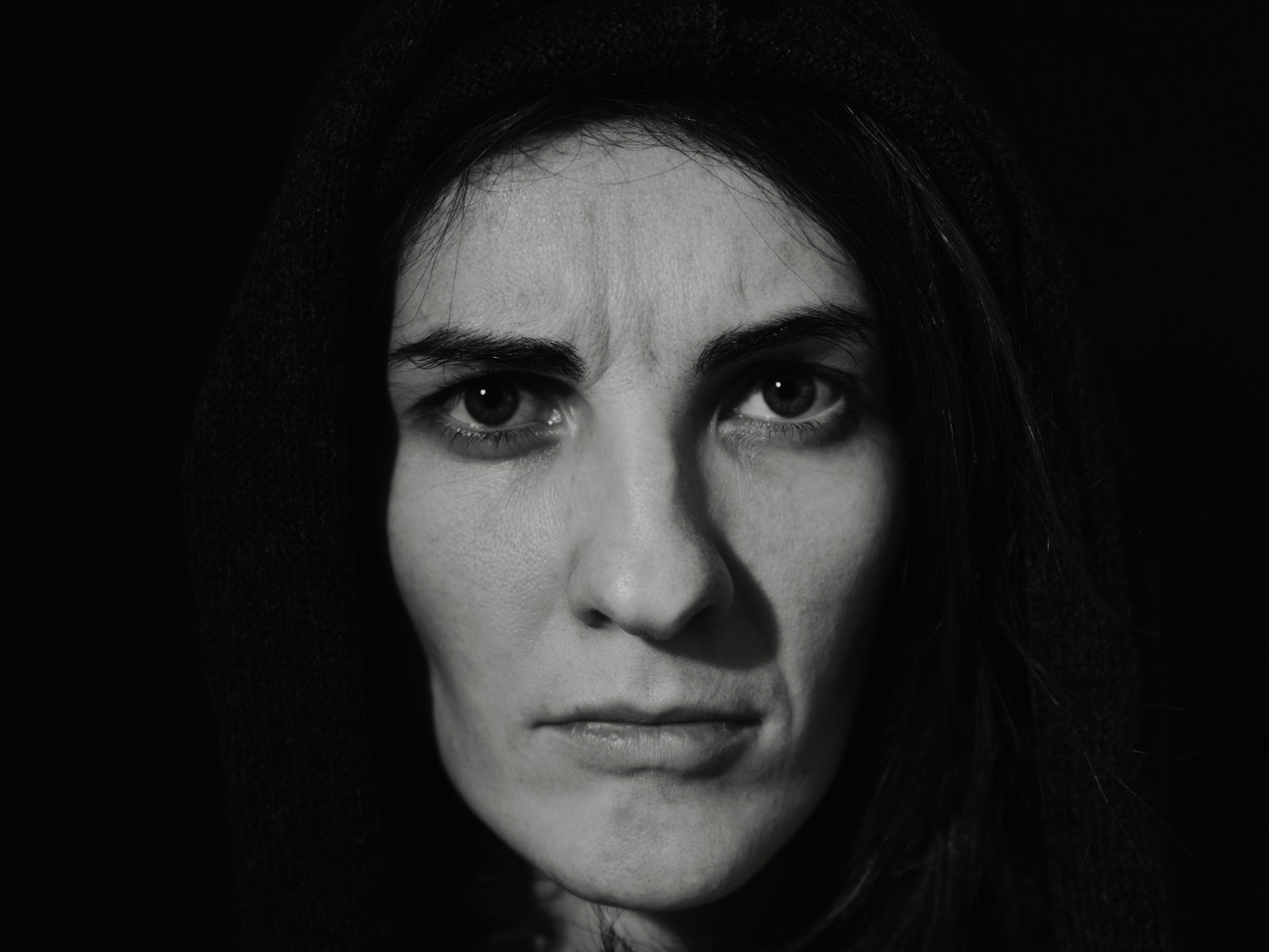Une femme en colère qui fixe quelqu'un | Source : Unsplash