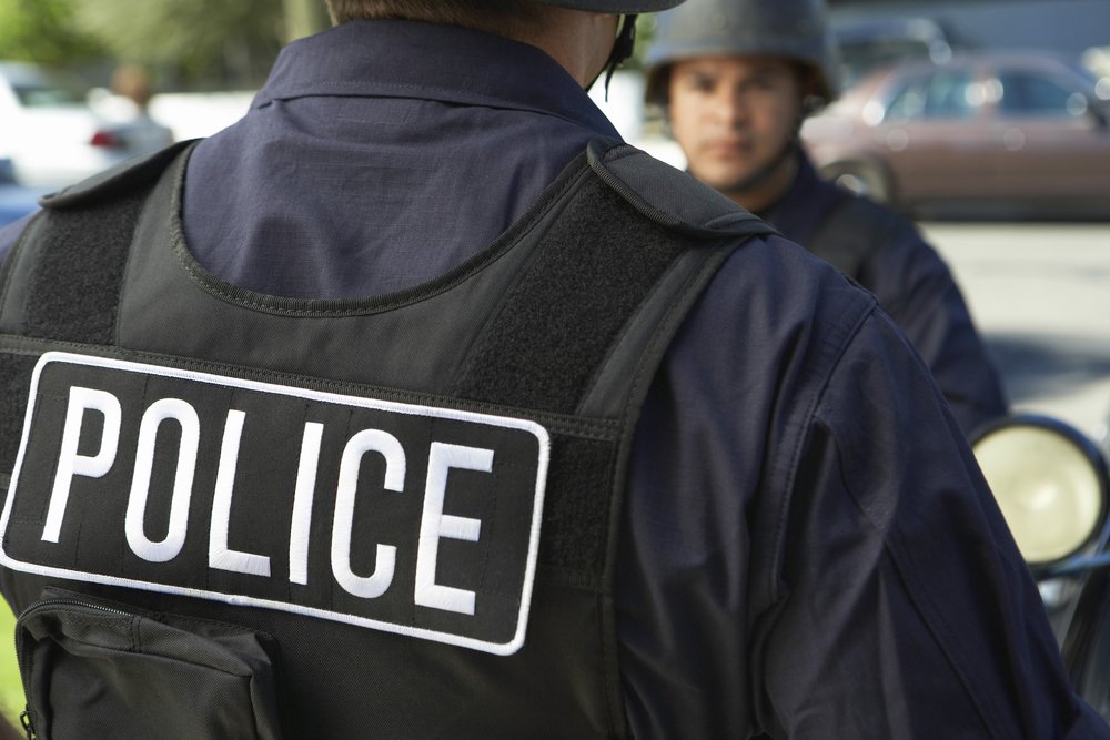 Un policier vu de dos | Photo : Shutterstuck