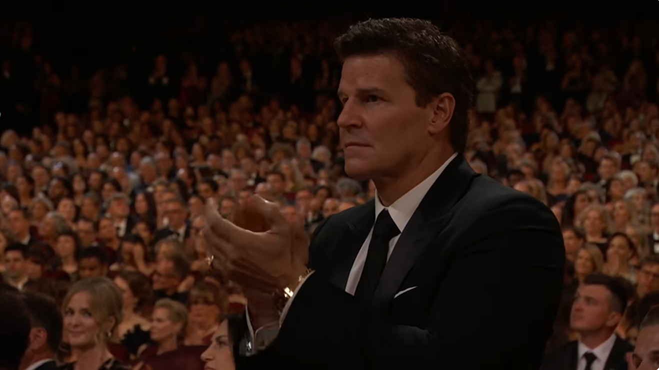 David Boreanaz applaudit le discours de Michael Fox lors de la 78e cérémonie des Emmy Awards. | Source : YouTube/Television Academy