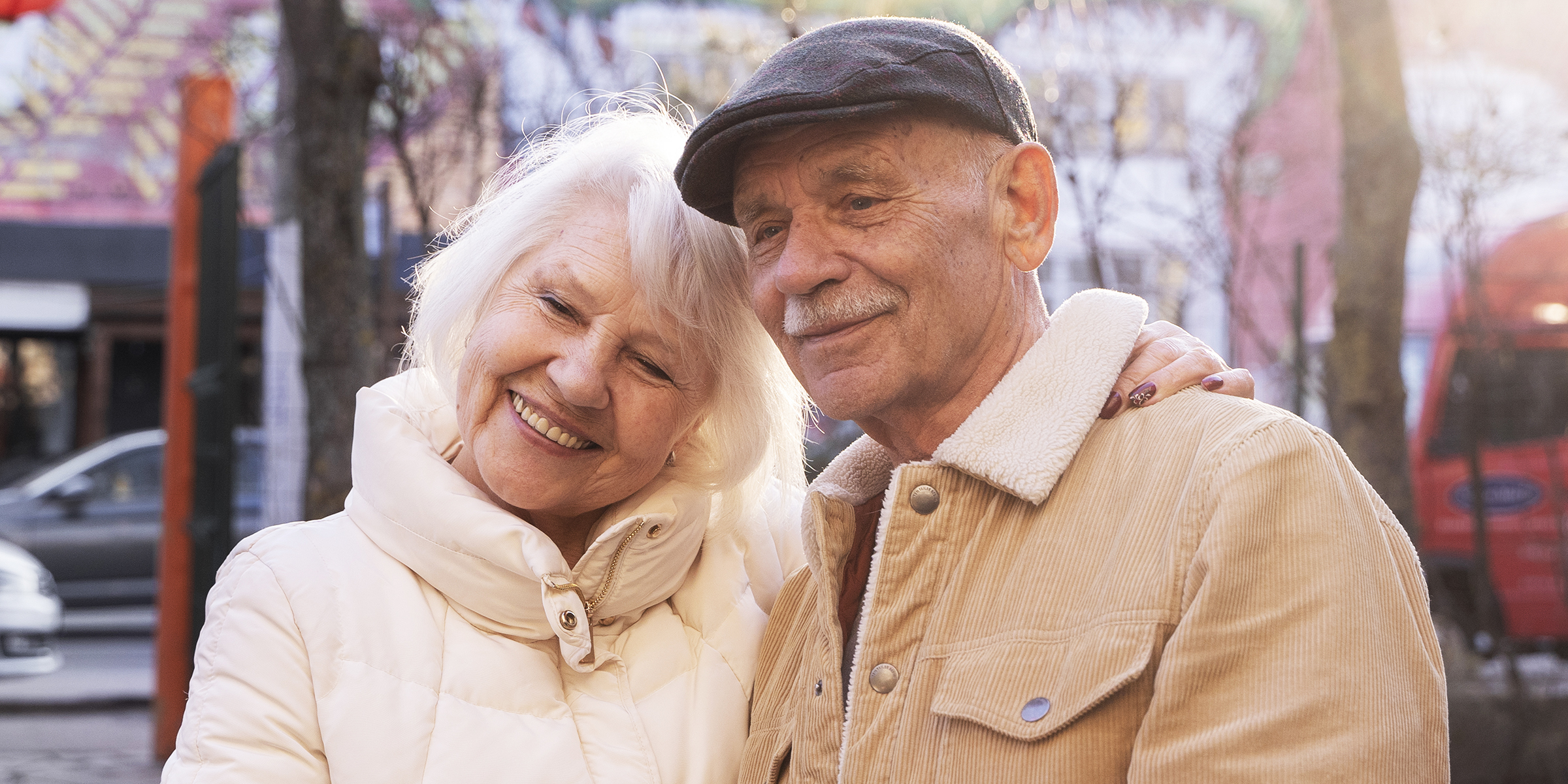 Un couple de personnes âgées souriant chaleureusement | Source : Freepik