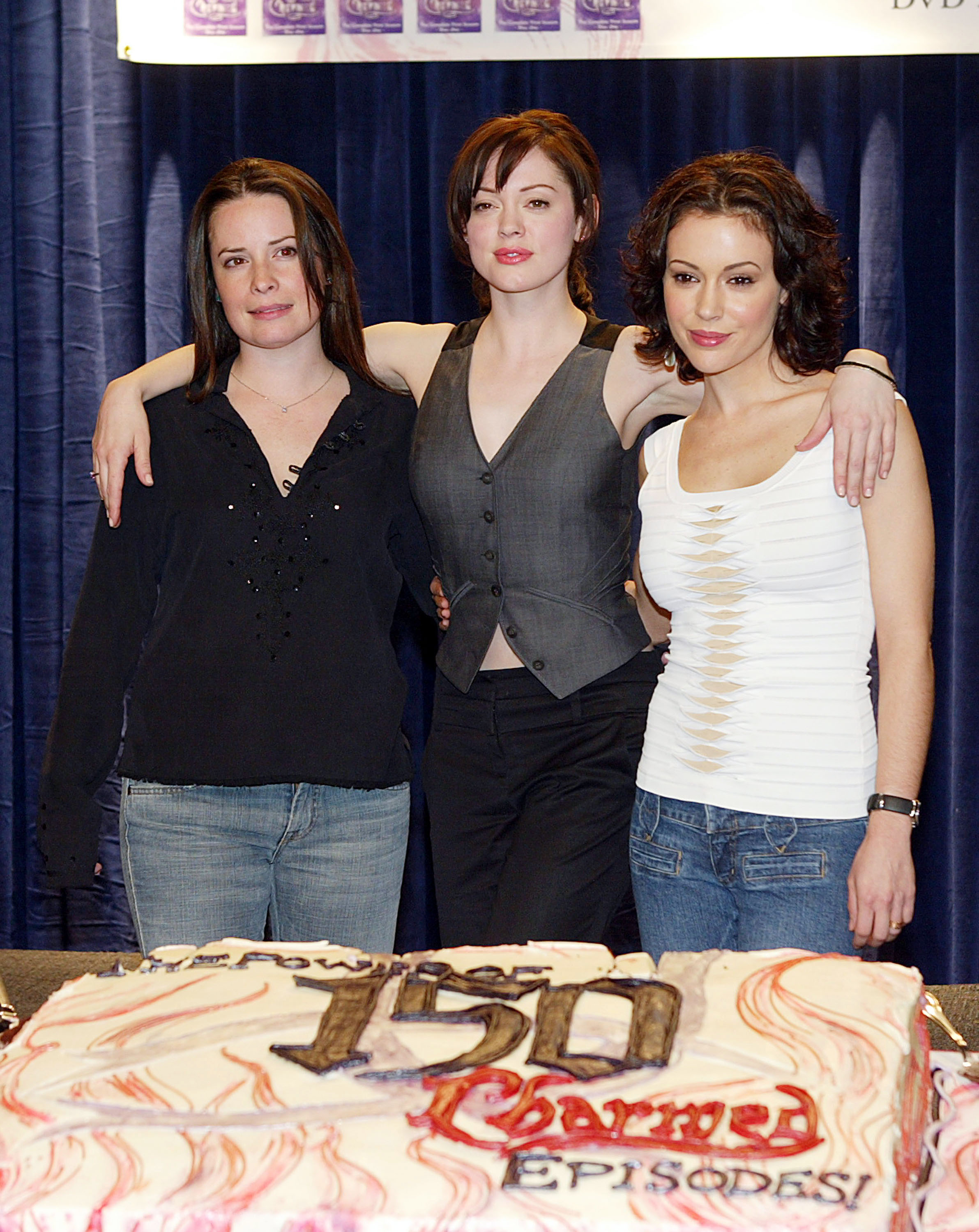 Holly Marie Combs, Rose McGowan et Alyssa Milano célèbrent la coupe du gâteau du 150e épisode de "Charmed" sur le plateau de Los Angeles, Californie, le 1er février 2005. | Source : Getty Images