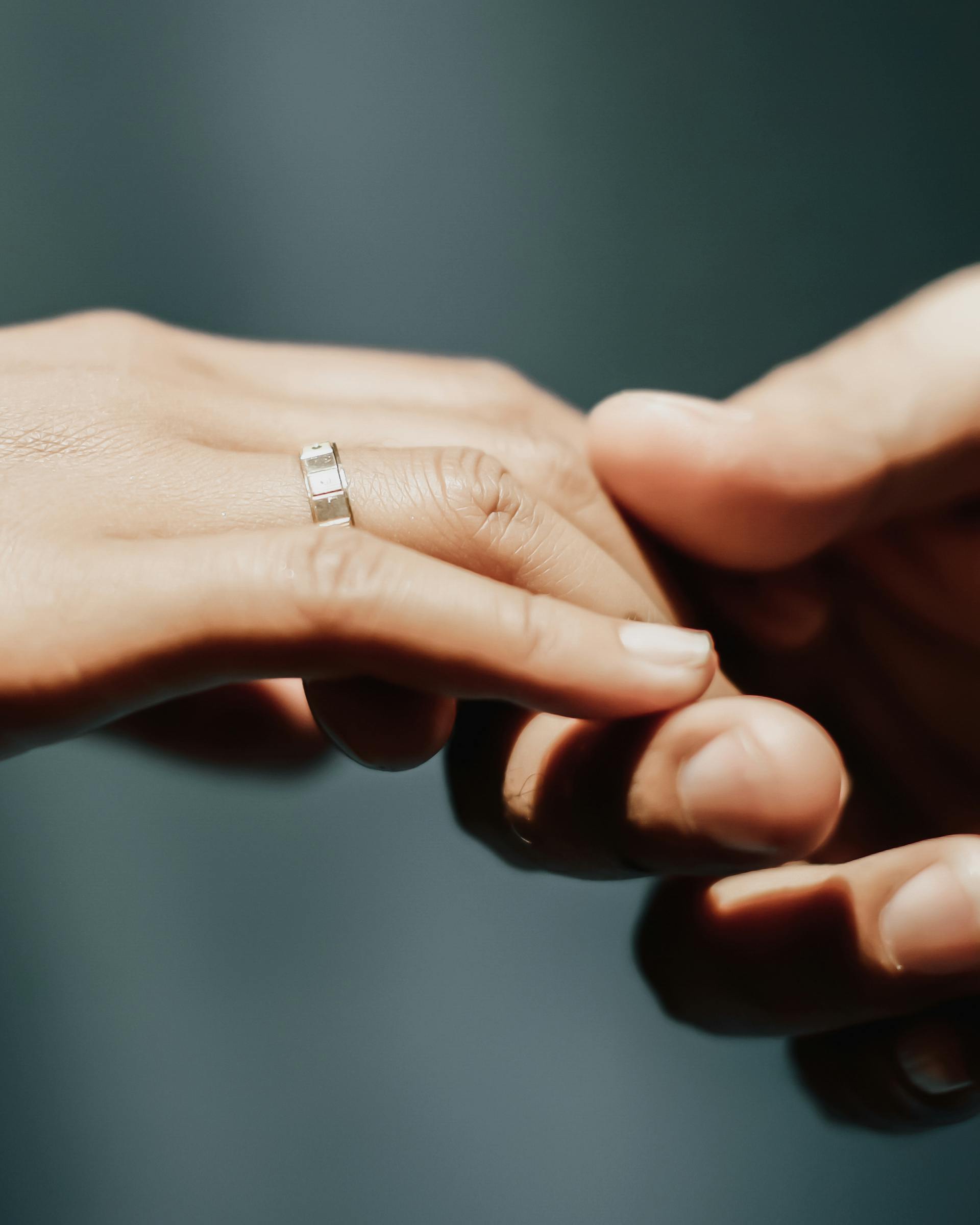 Gros plan sur un homme qui saisit la main d'une femme | Source : Pexels