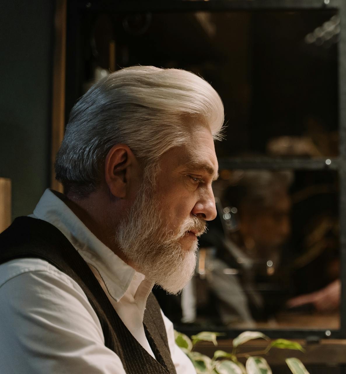 Un homme assis à la table d'un restaurant | Source : Pexels