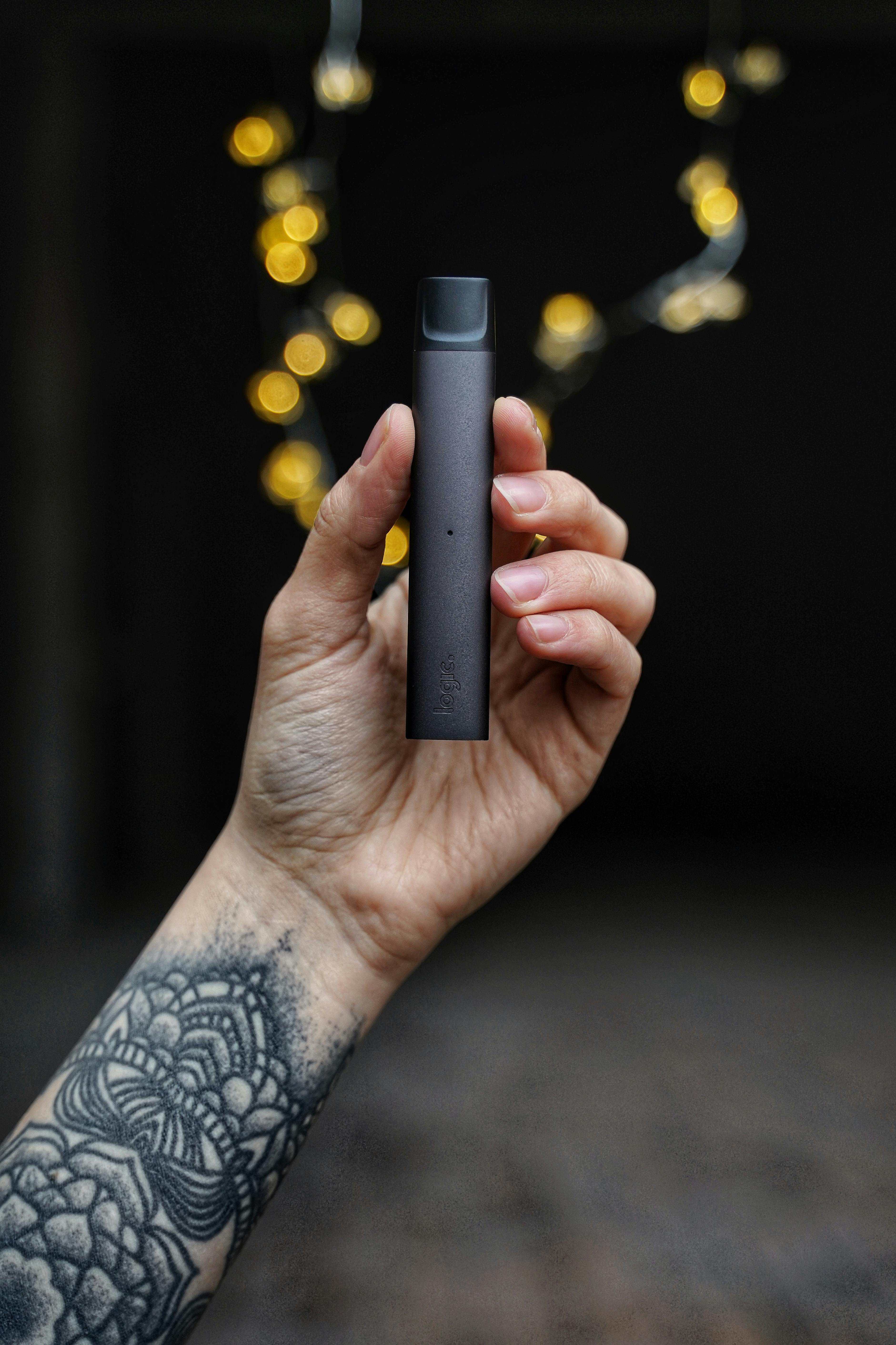 Une personne tenant un stylo à vape | Source : Pexels