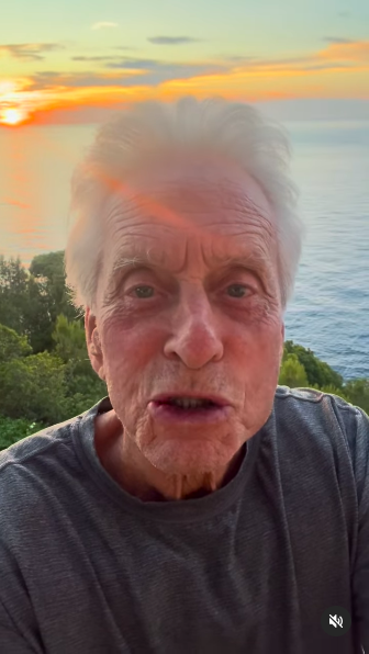 Michael Douglas parlant du 4 juillet, posté le 4 juillet 2024 | Source : Instagram/michaelkirkdouglas