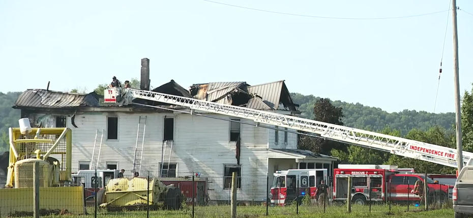 Des pompiers à la ferme des Brown où Jerilynn Brown est décédée | Source : Youtube/FOX4 News Kansas City