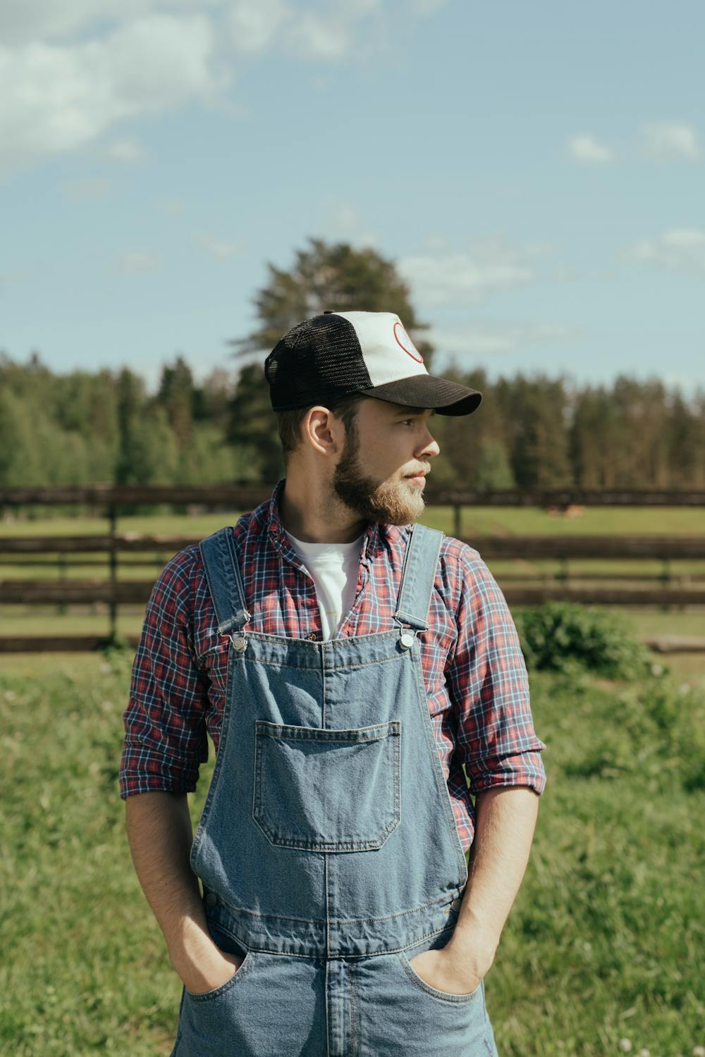 Un homme confiant dans une ferme | Source : Pexels