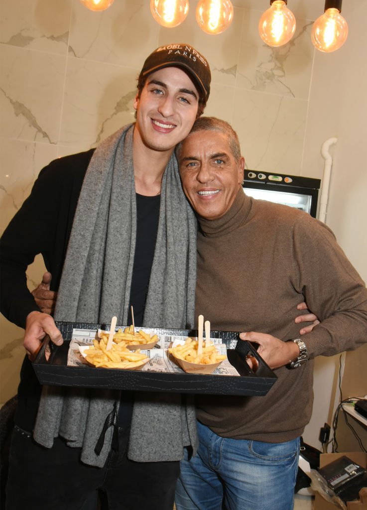 L'acteur Samy Naceri et son fils Julian Naceri participent à la soirée d'ouverture du restaurant "Bagel N Fries" le 28 novembre 2017 à Paris, France. | Photo : Getty Images