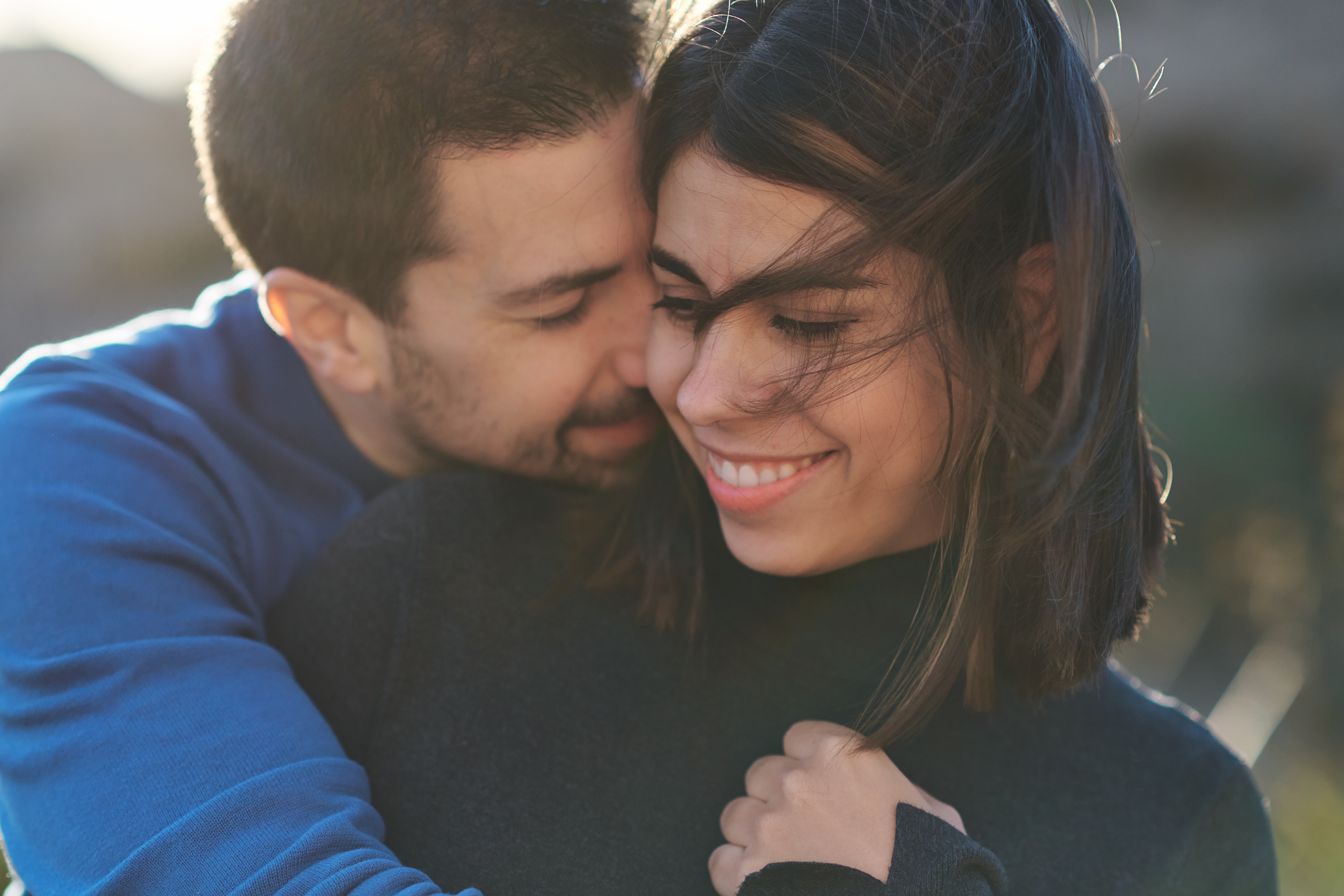 Un couple heureux s'embrasse | Source : Shutterstock