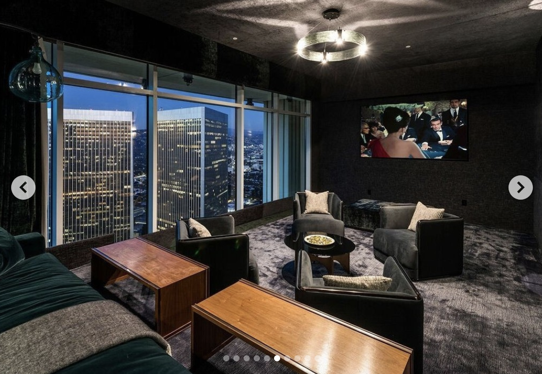 La luxuriante salle de projection du penthouse de Rihanna à Century City, publiée en mars 2024 | Source : instagram/robbreportrealestate.