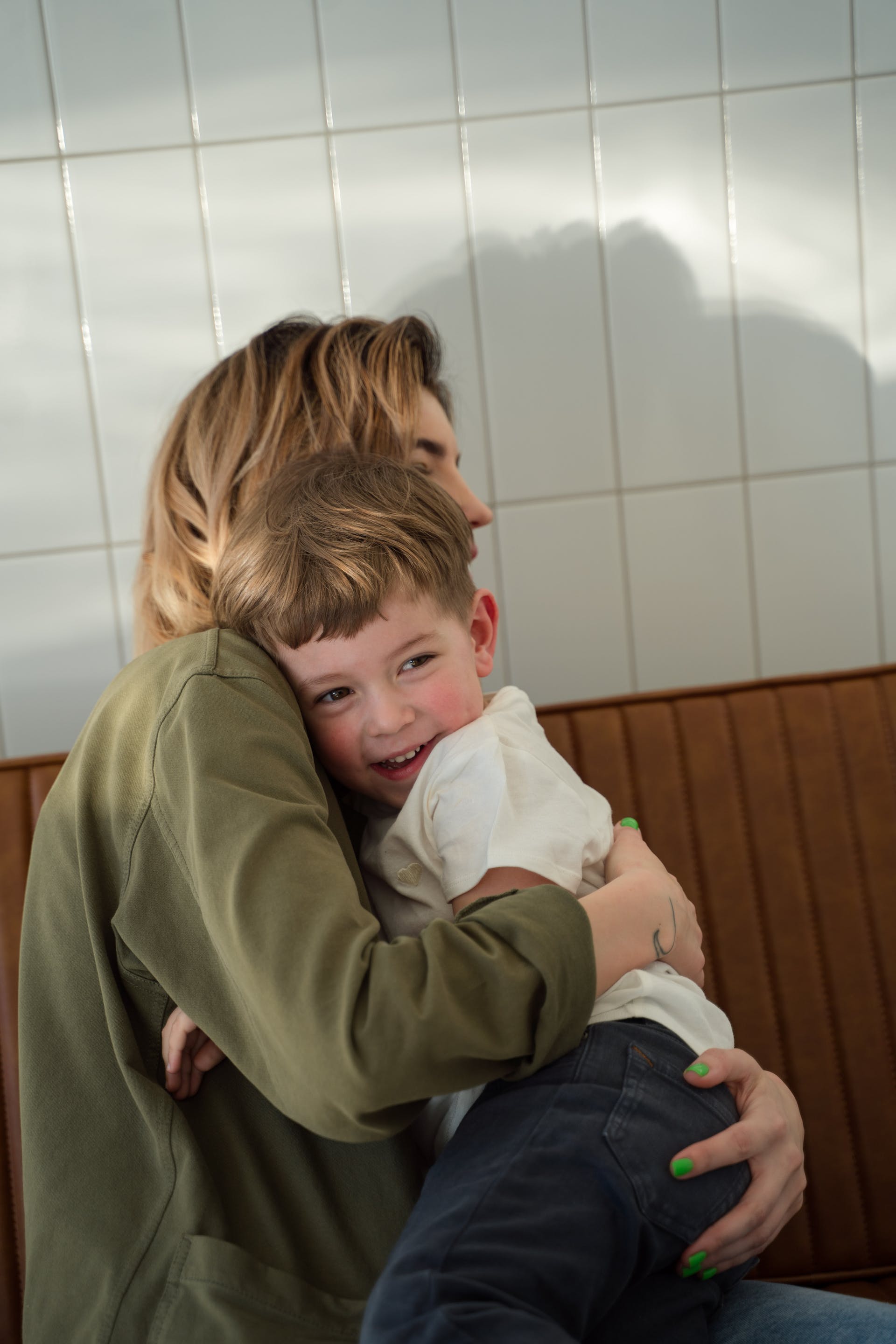 Une mère serrant son fils dans ses bras | Source : Pexels