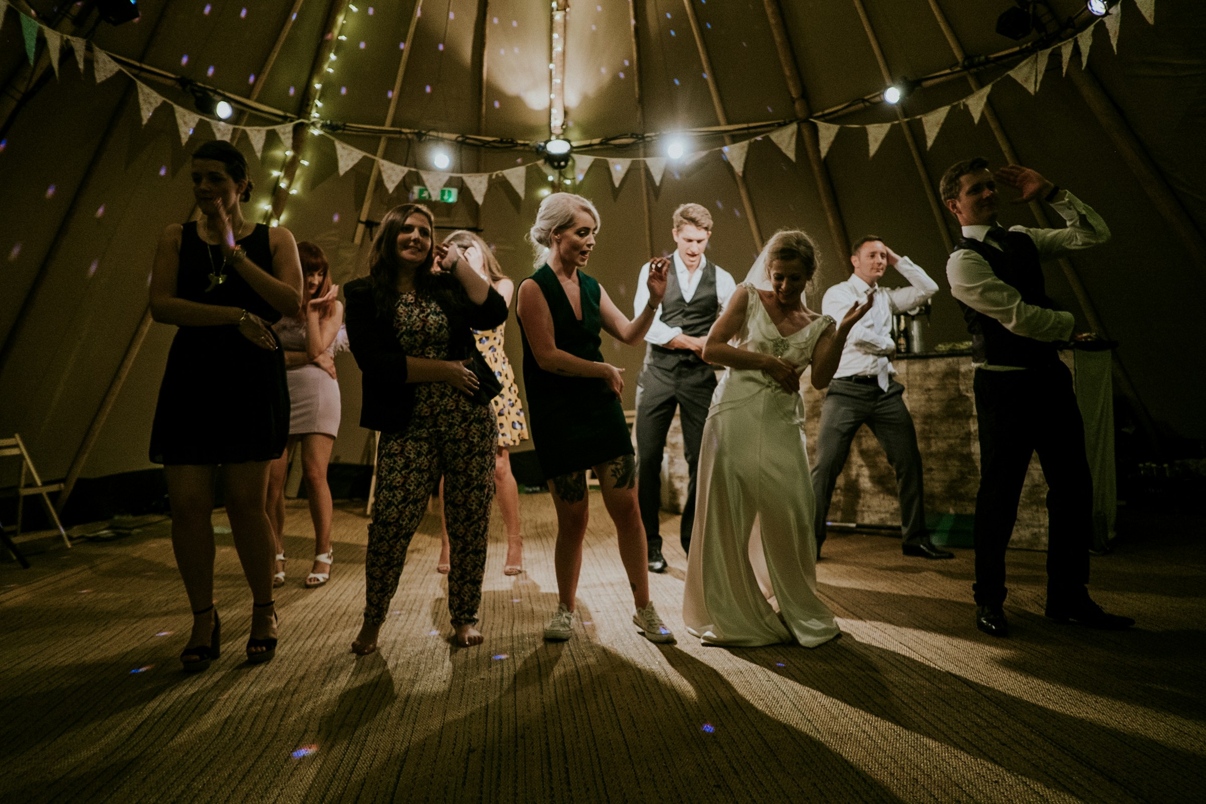 Des gens qui dansent lors d'un mariage | Source : Unsplash
