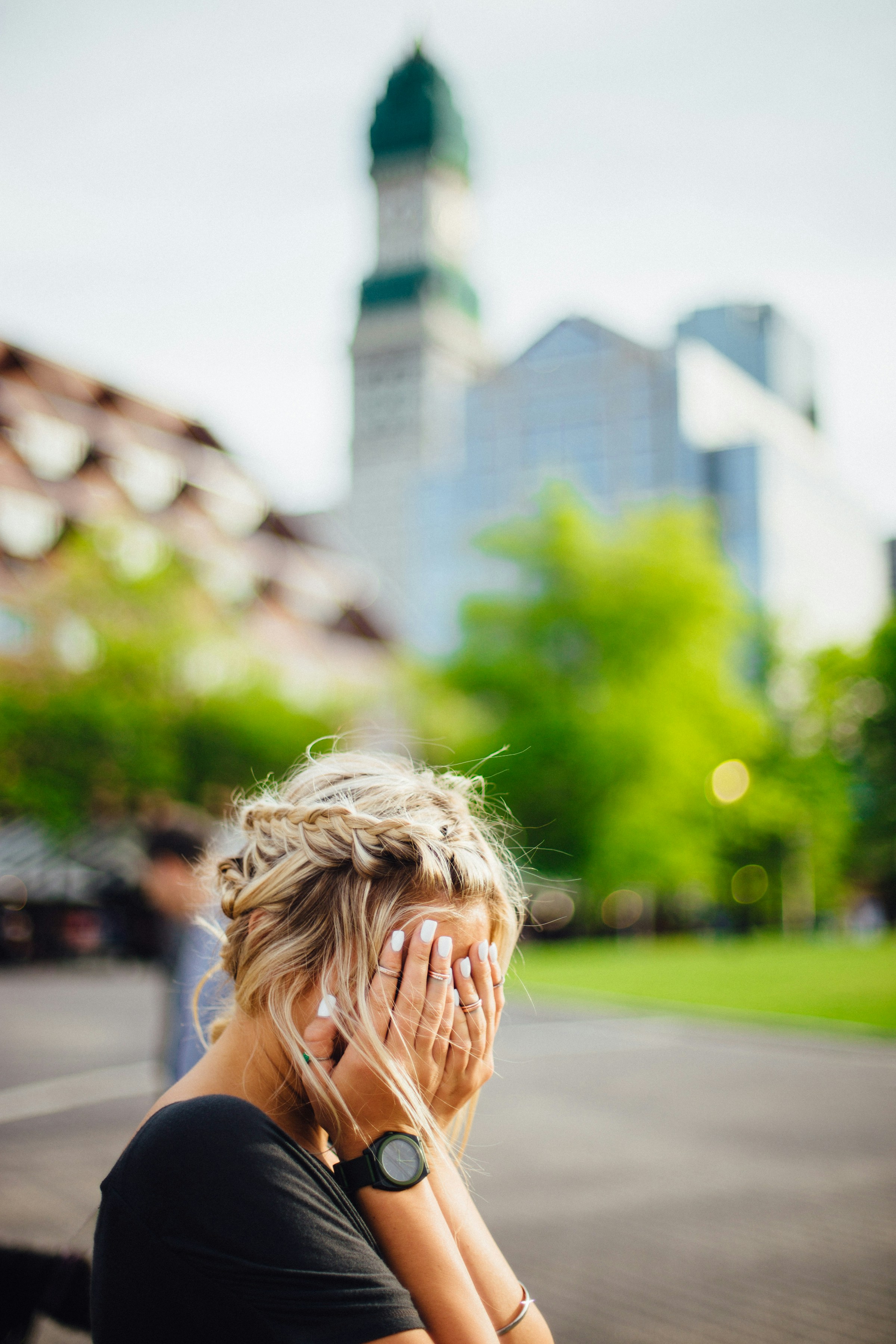 Une femme se bloquant le visage | Source : Unsplash