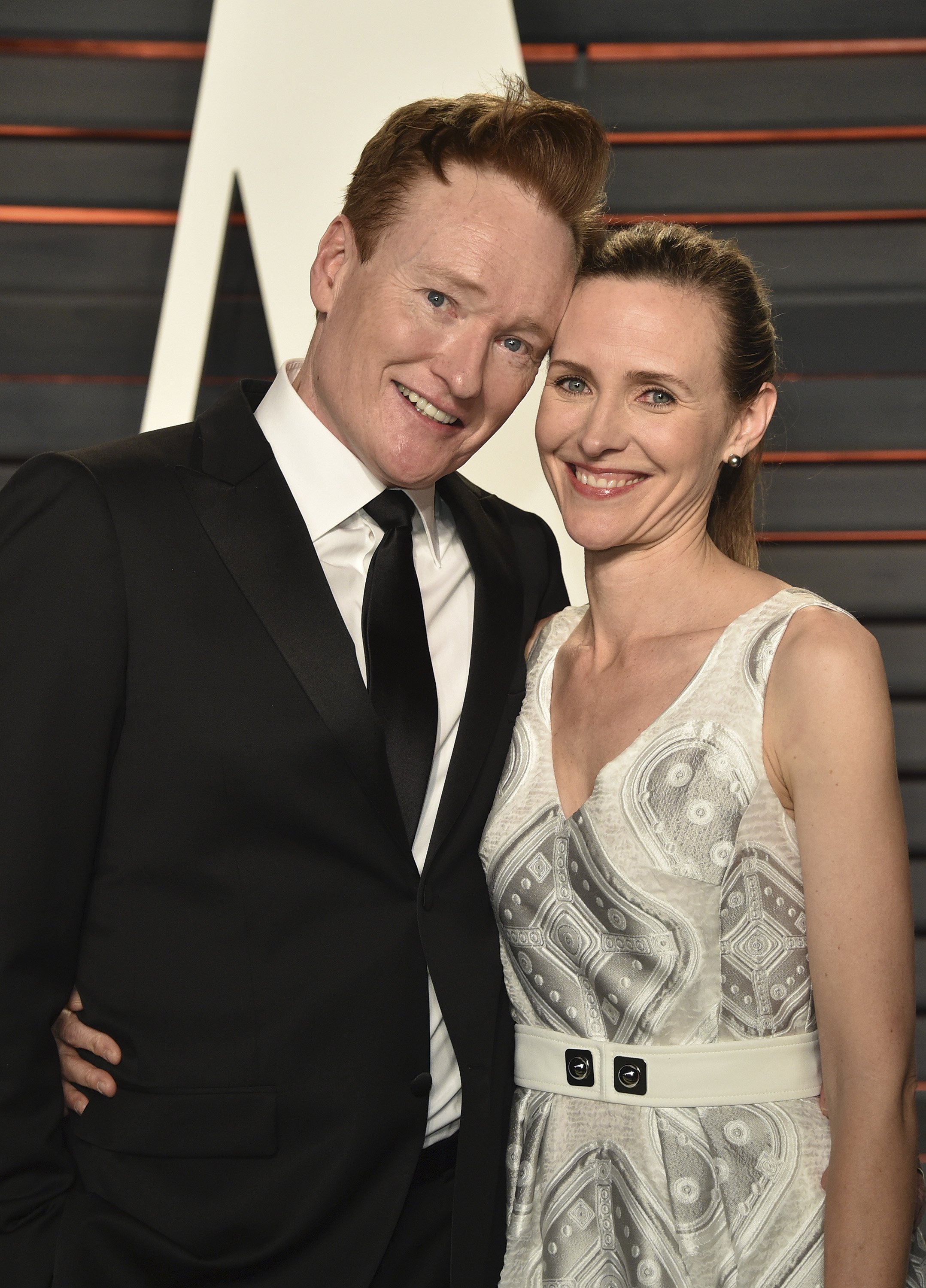 Conan O'Brien et Liza Powel O'Brien arrivent à la soirée des Oscars 2016 de Vanity Fair organisée par Graydon Carter au Wallis Annenberg Center for the Performing Arts le 28 février 2016 à Beverly Hills, en Californie. | Source : Getty Images