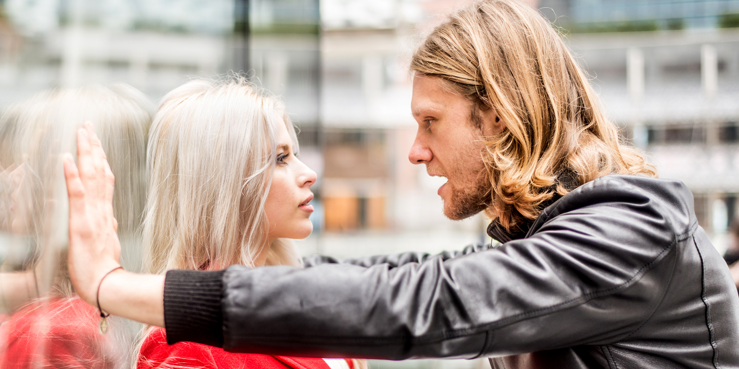 Un homme qui crie sur une femme | Source : Shutterstock