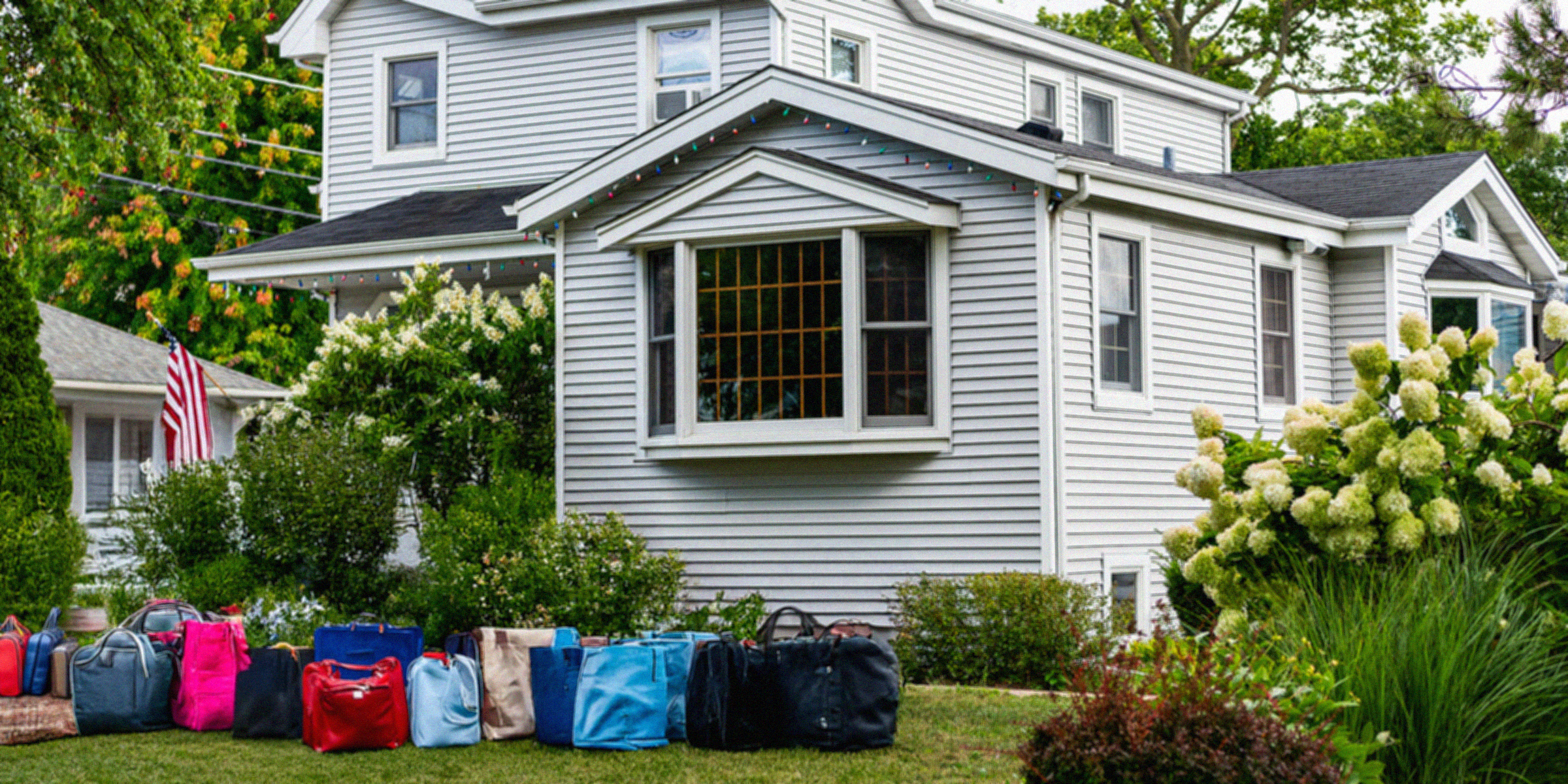 Des sacs devant une maison de banlieue ⏐ Source : Shutterstock